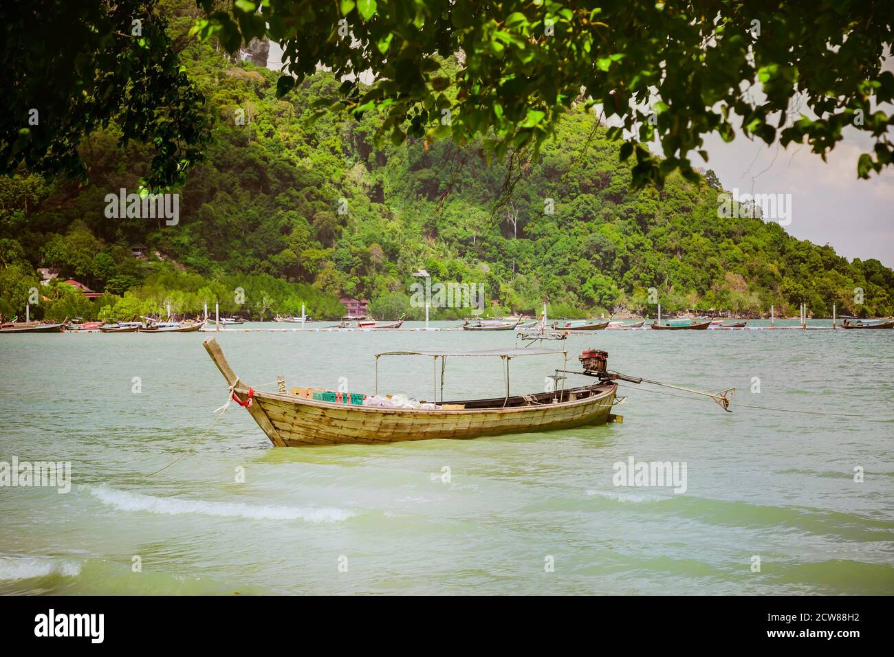 La barca di legno trasporta i prodotti e le merci alla riva. Rimozione dei rifiuti. L'isola, il problema della consegna di cibo. Foto Stock