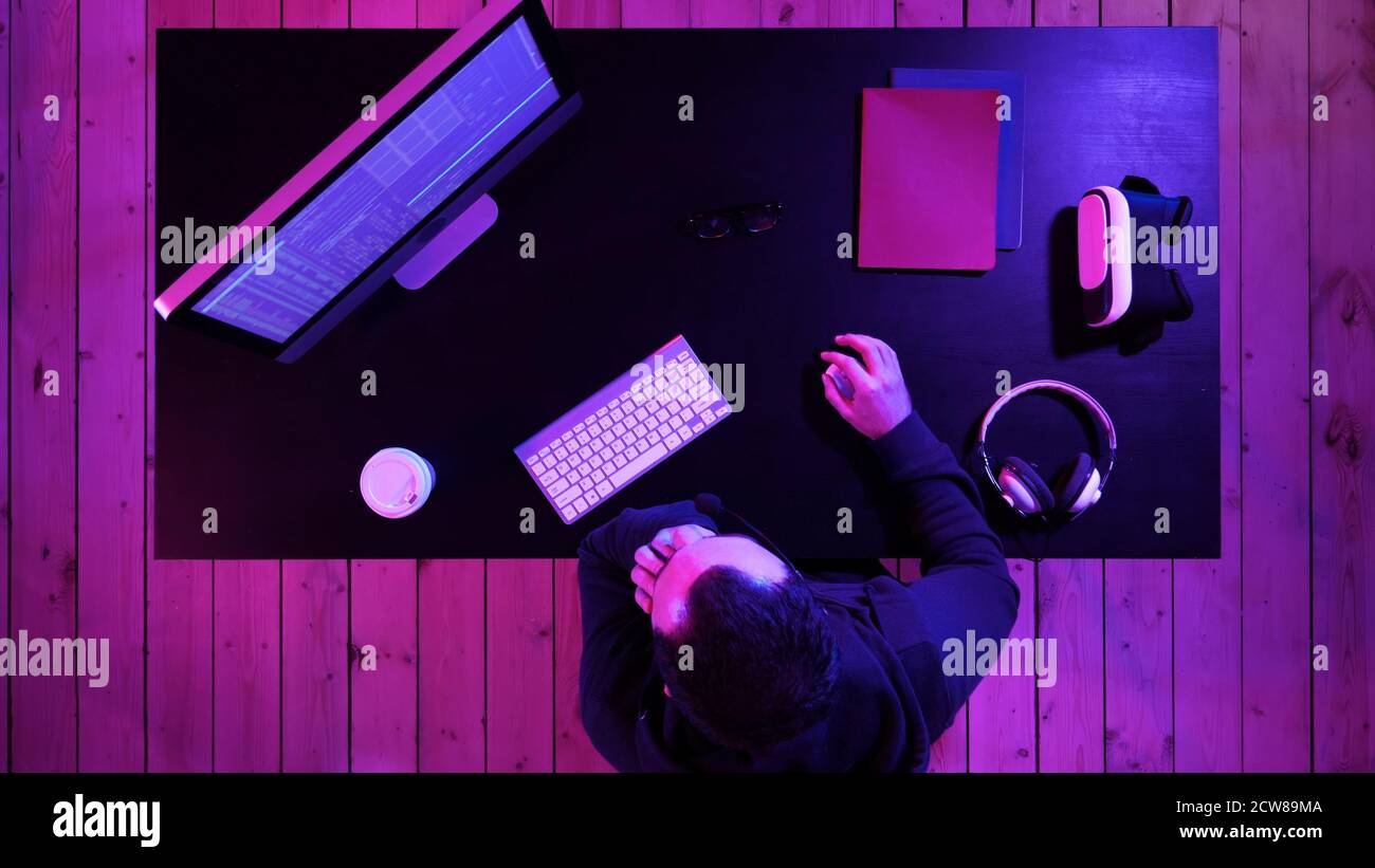 Sviluppare tecnologie di programmazione e codifica. Programmatore annoiato Foto Stock