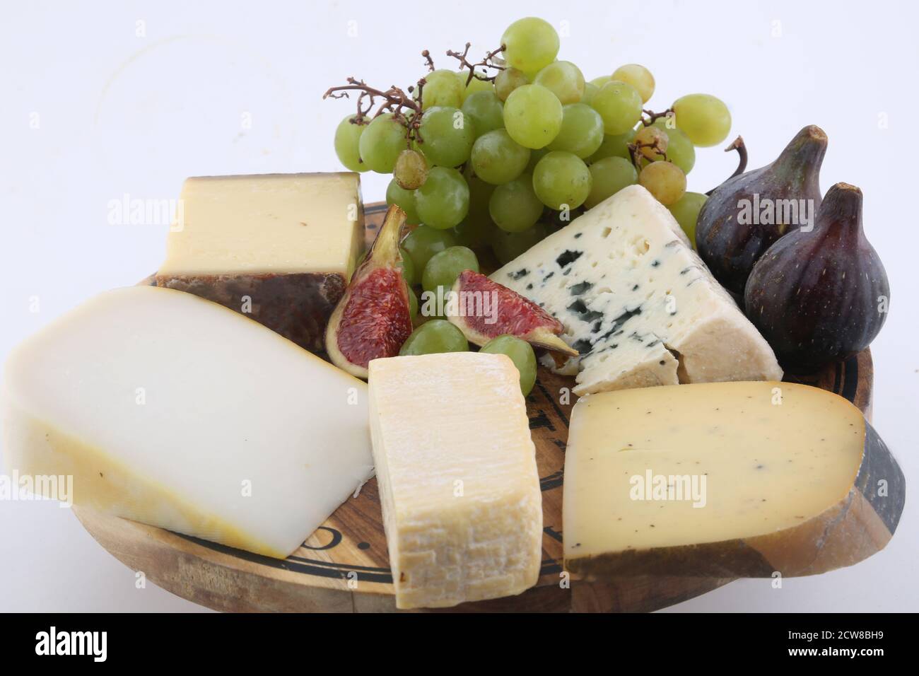tavola di formaggio con fichi e uva Foto Stock