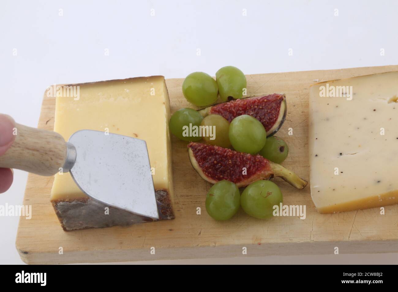 tavola di formaggio con fichi e uva Foto Stock