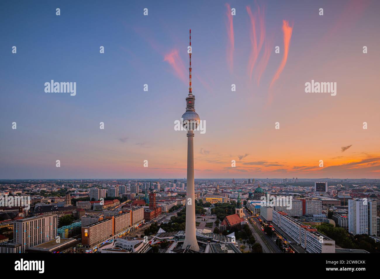 Tramonto alla torre della televisione di Berlino. La Berliner Fernsehturm o Fernsehturm Berlin (in inglese: Torre della televisione di Berlino) è una torre televisiva situata nel centro di Berl Foto Stock