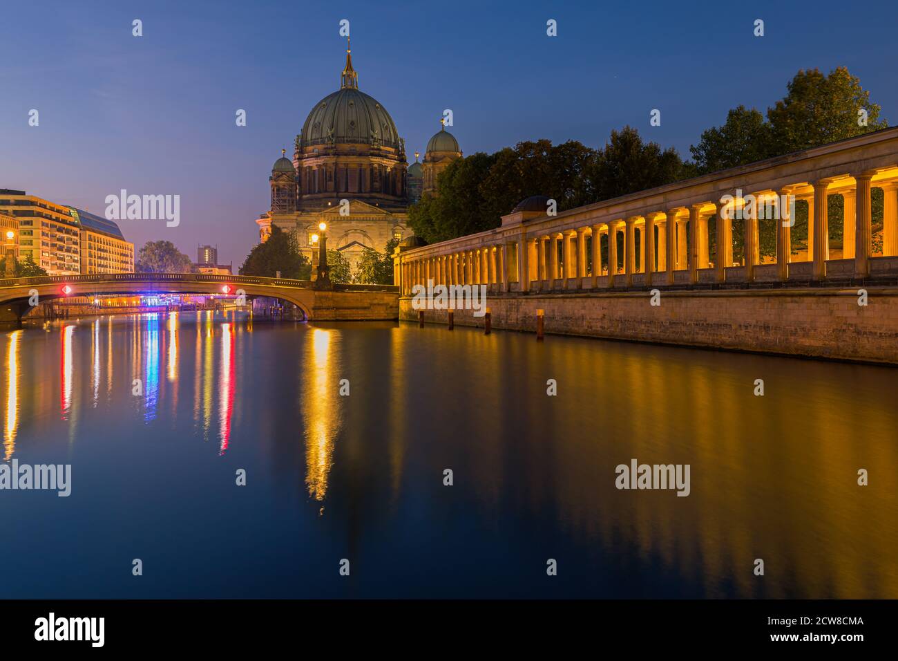 Alba lungo il fiume Sprea con la Cattedrale di Berlino. Una chiesa protestante e tomba dinastica sull'Isola dei Musei a Berlino, Germania Foto Stock