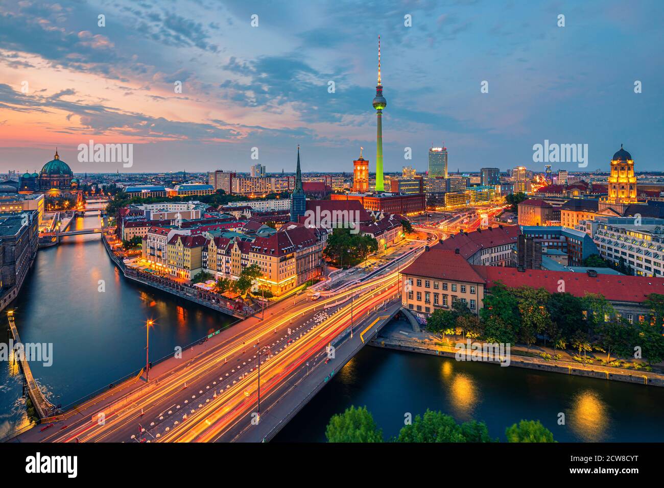 Tramonto a Berlino, visto da Fischerinsel con la torre della televisione di Berlino e il fiume Sprea di fronte. Foto Stock