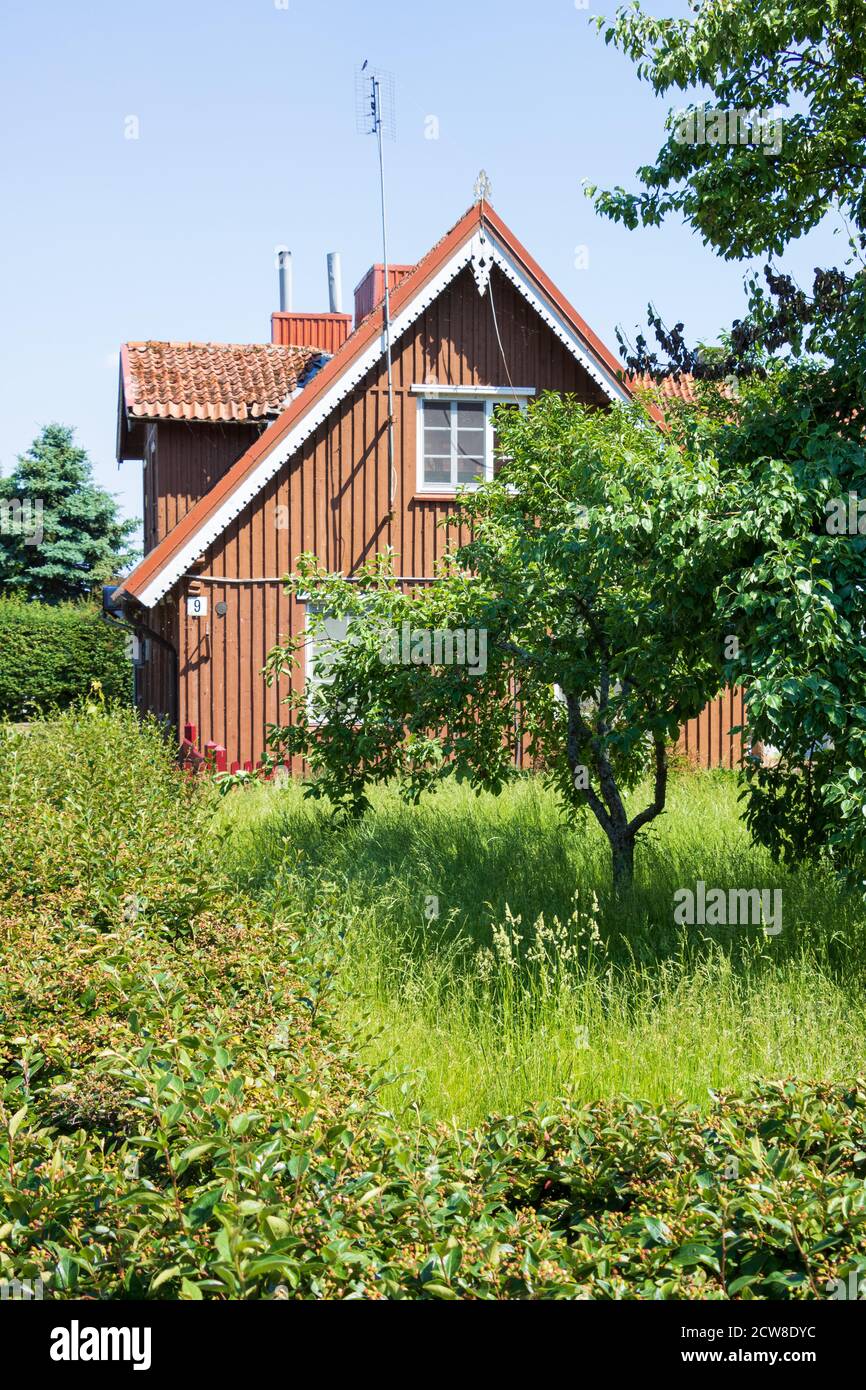 casa di campagna in legno nella regione baltica in estate Foto Stock