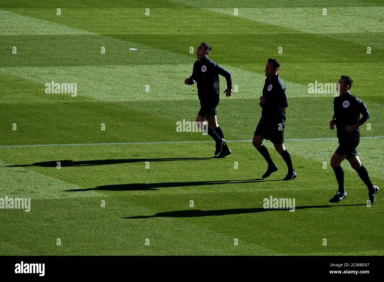 I funzionari della partita si riscaldano al sole d'autunno - AFC Bournemouth contro Norwich City, Sky Bet Championship, Vitality Stadium, Bournemouth, Regno Unito - 27 settembre 2020 solo per uso editoriale - si applicano restrizioni DataCo Foto Stock