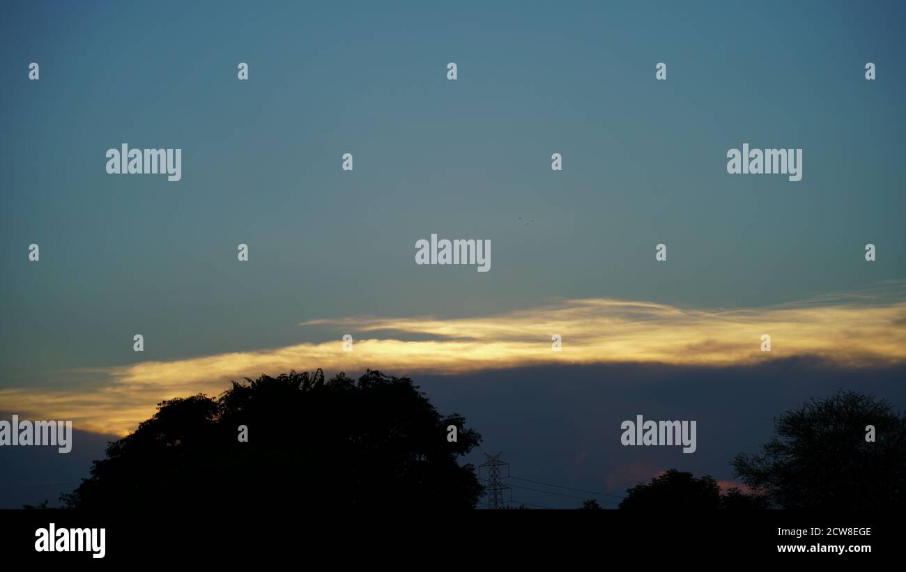 Bellissimo tramonto a Jaipur pieno di nuvole drammatiche Foto Stock