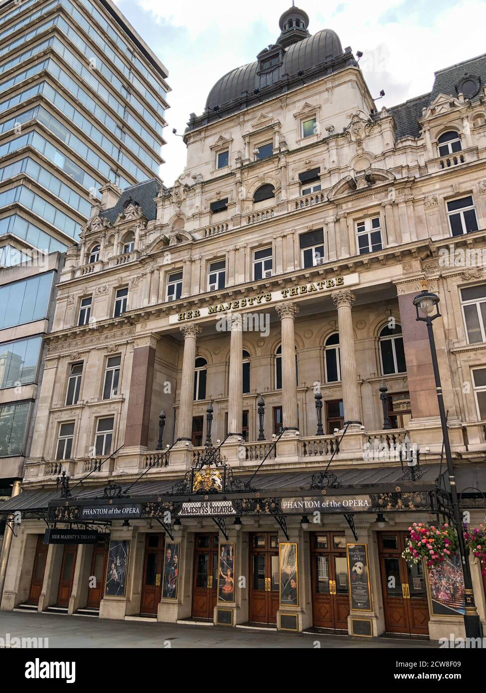 Il Teatro di sua Maestà nel West End di Londra, dove il FANTASMA DELL’OPERA di Andrew Lloyd Webber aveva giocato continuamente dal 1986, rimane chiuso per affari a causa delle restrizioni COVID-19 imposte nel marzo 2020. Foto Stock