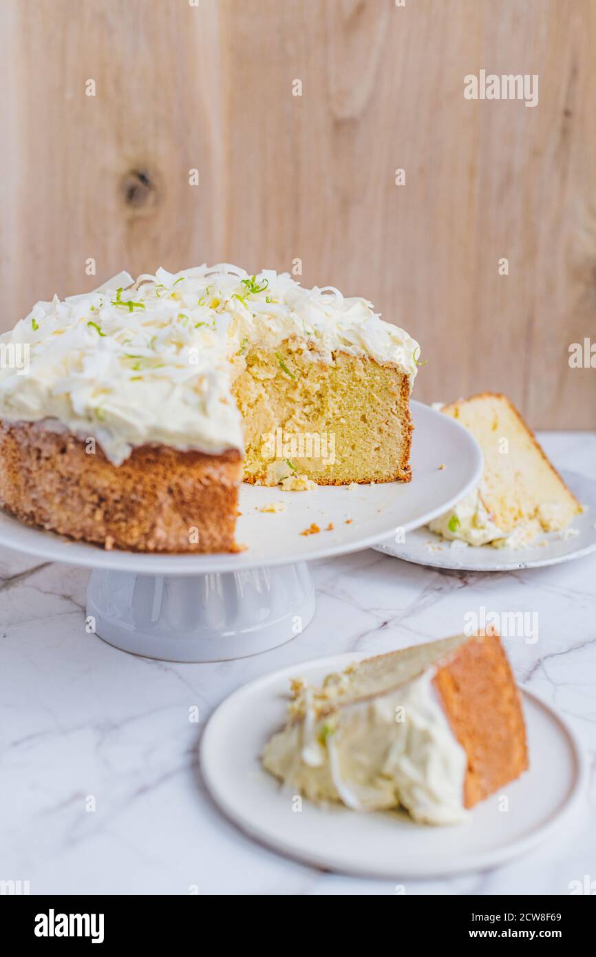 Colpo verticale di pan di Spagna al latte con glassa di lime Foto Stock