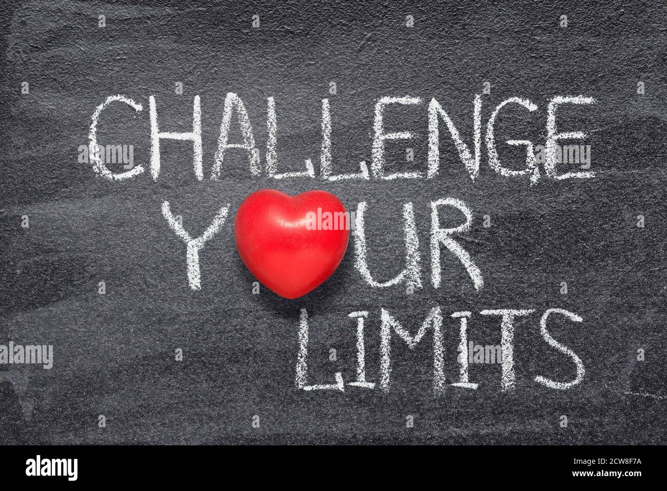 sfida la tua frase dei limiti scritta sulla lavagna con cuore rosso simbolo Foto Stock