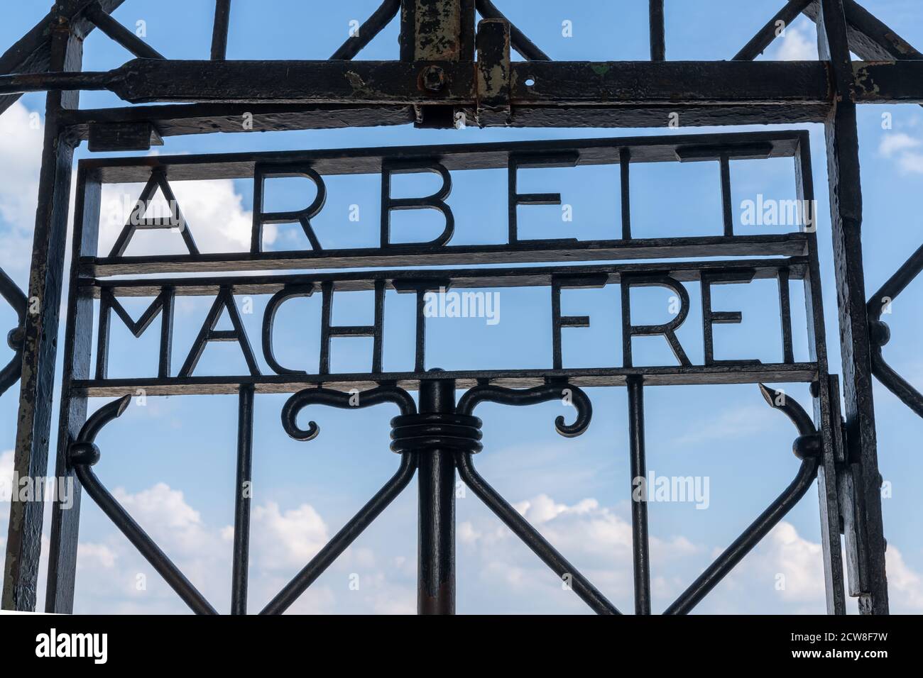 Dachau, Baviera / Germania - 16 settembre 2020: Vista della storica porta d'ingresso al campo di concentramento di Dachau, vicino a Monaco Foto Stock