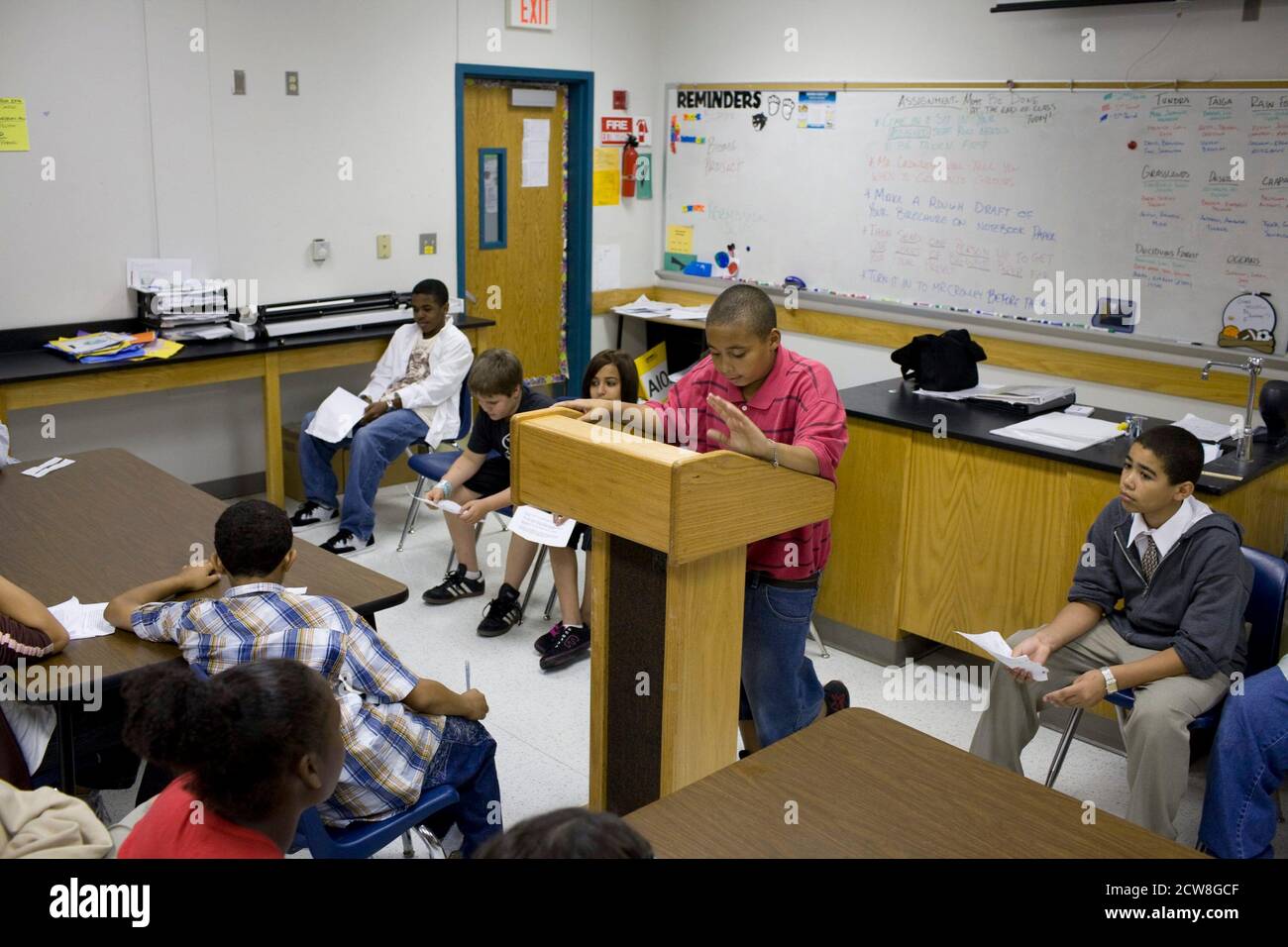 Pflugerville, Texas: 30 maggio 2008: Studi sociali di sesta classe gli studenti hanno un dibattito su 'se i driver ubriachi dovrebbero essere messi a morte se uccidono qualcuno...' alla Park Crest Middle School, un grande campus suburbano vicino Austin con 1,000 studenti. ©Bob Daemmrich Foto Stock