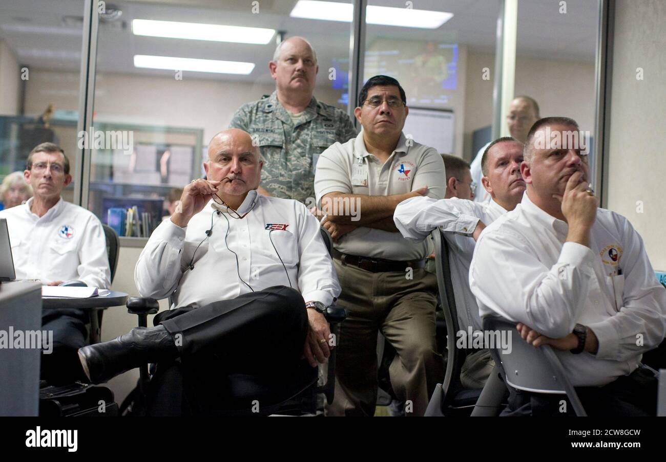 Austin, Texas, 30 agosto 2008: Funzionari del Centro operativo di emergenza sotterraneo a tre piani (EOC) del Texas, ascoltano mentre i funzionari del Texas spiegano i preparativi per la marcia dell'uragano Gustav nel Golfo del Messico. ©Bob Daemmrich Foto Stock