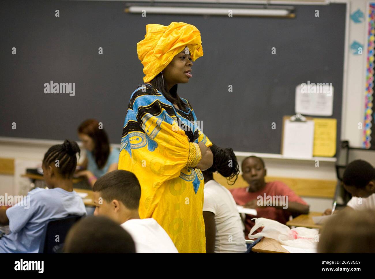 Pflugerville, TX 2 giugno 2008: L'insegnante di matematica nera di discendenza nigeriana indossa abiti tradizionali nigeriani in classe durante il 'Diversity Day' della Park Crest Middle School, che includeva cibo etnico, sci, letture di poesie e musica. © Bob Daemmrich Foto Stock