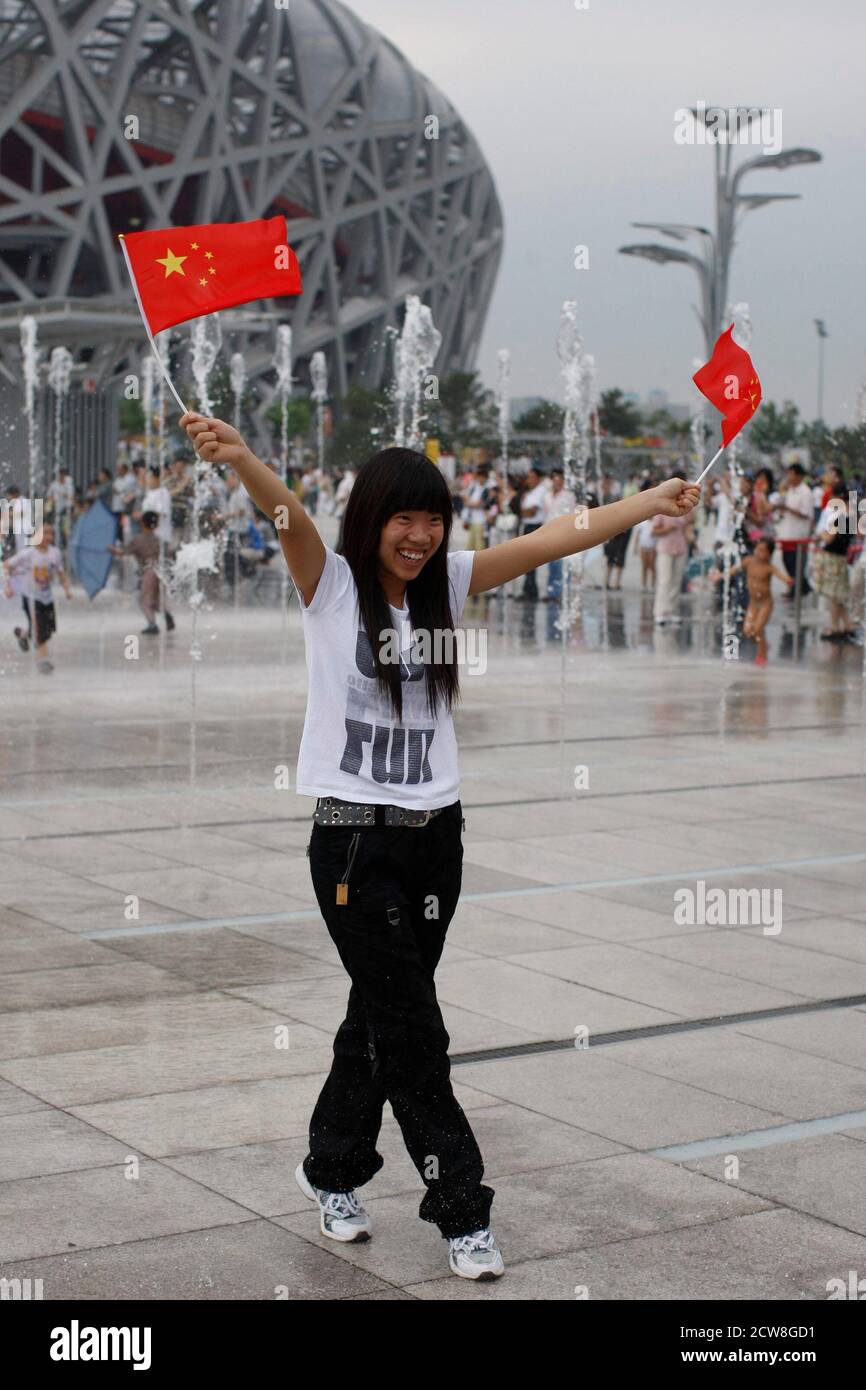 Pechino, Cina 13 settembre 2008: Visitatori cinesi che si godono le vaste piazze fuori dallo Stadio Nazionale (Nido d'uccello) e dal Centro Nazionale di nuoto (Water Cube) durante il 7° giorno della competizione atletica ai Giochi Paralimpici del 2008. ©Bob Daemmrich Foto Stock