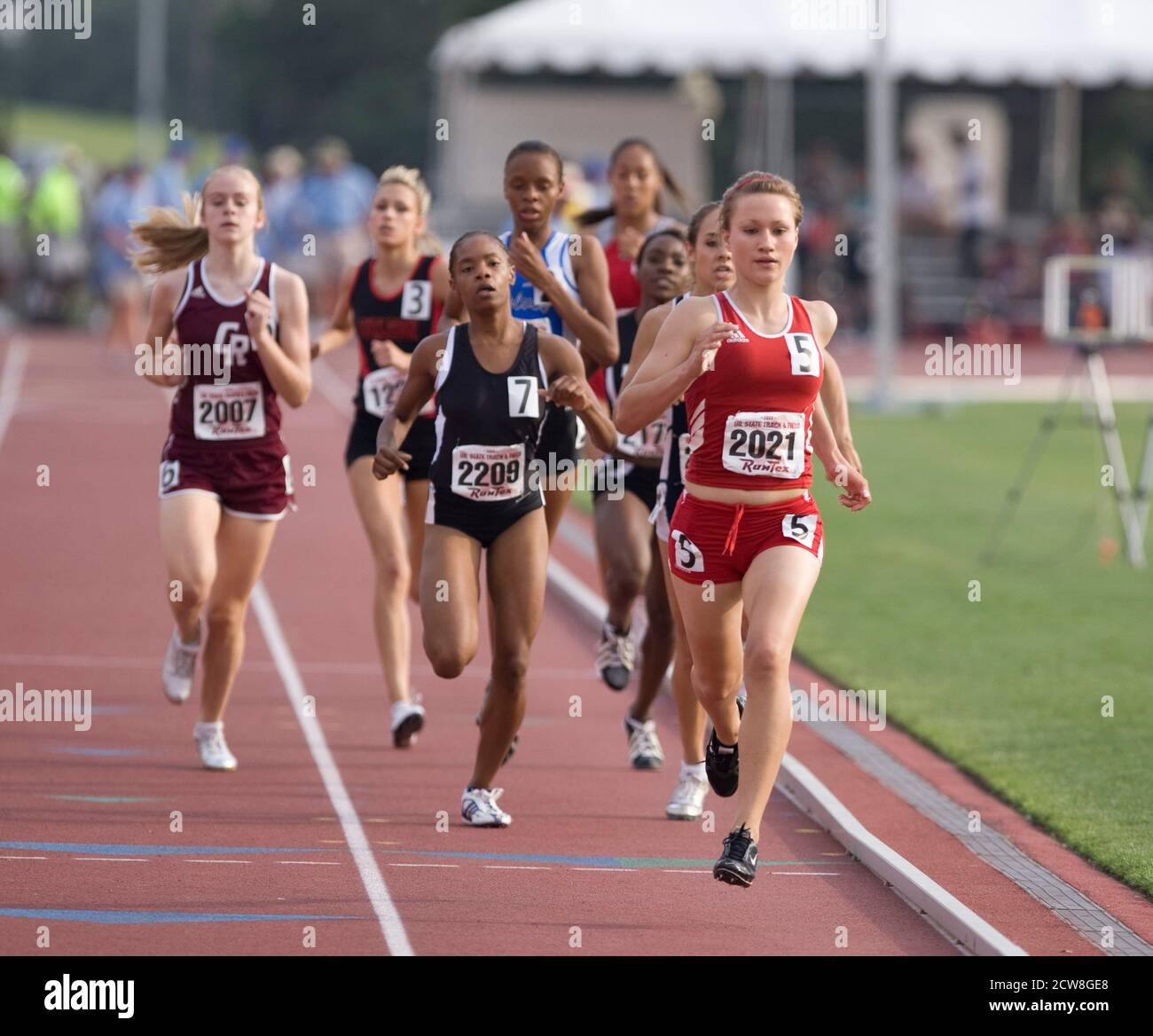 Austin, TX 10 maggio 2008: Le ragazze competono nella corsa di 800 metri alla pista di campionato di stato di High School del Texas si incontrano alla University of Texas a Austin. ©Bob Daemmrich Foto Stock