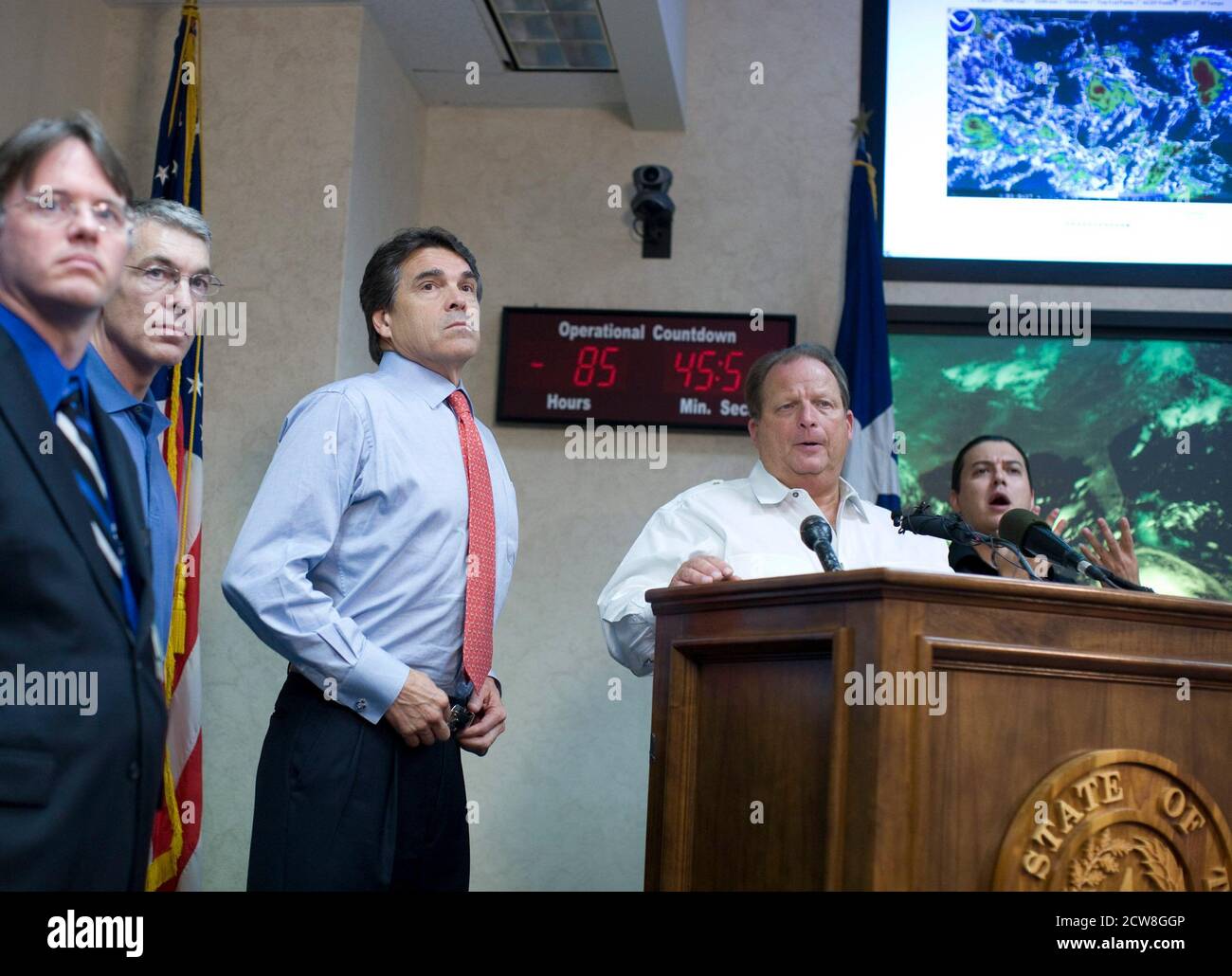 Austin, Texas, 30 agosto 2008: Funzionari del centro operativo sotterraneo di emergenza (EOC) a tre piani del Texas, compreso il Texas Gov. Rick Perry (c), ascolta i funzionari del Texas spiegare i preparativi per la marcia dell'uragano Gustav nel Golfo del Messico. ©Bob Daemmrich Foto Stock Austin, Texas, 30 agosto 2008: Funzionari del centro operativo sotterraneo di emergenza (EOC) a tre piani del Texas, compreso il Texas Gov. Rick Perry (c), ascolta i funzionari del Texas spiegare i preparativi per la marcia dell'uragano Gustav nel Golfo del Messico. ©Bob Daemmrich Foto Stock