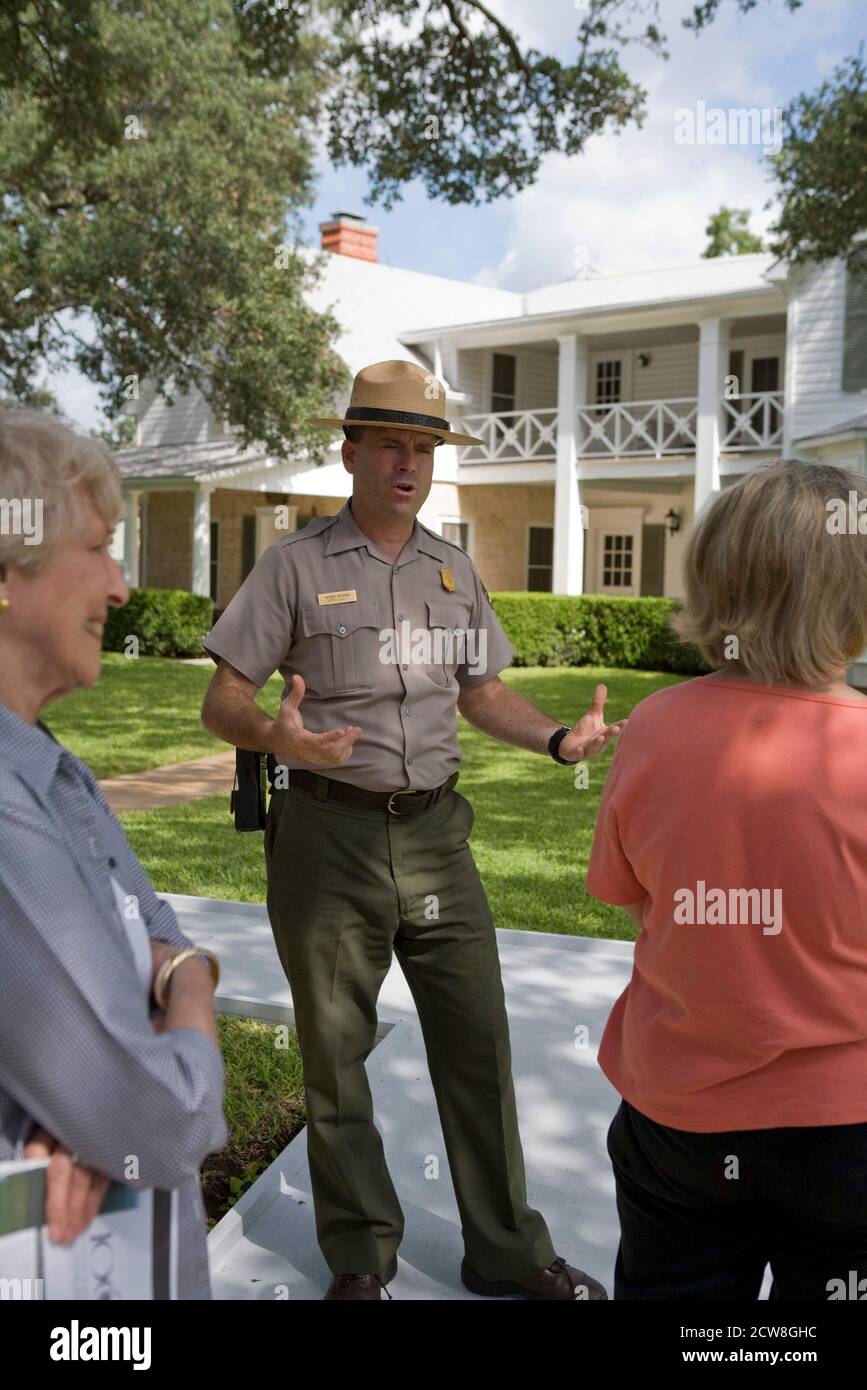 Stonewall, TX 28 agosto 2008: Il ranger interpretativo Patrick Pelarski parla con i turisti al di fuori dell'ex Texas White House di Lyndon Johnson. Cento anni dopo la nascita di Johnson, il ranch di famiglia sulle rive del fiume Pedernales è stato aperto per escursioni a piedi. ©Bob Daemmrich Foto Stock