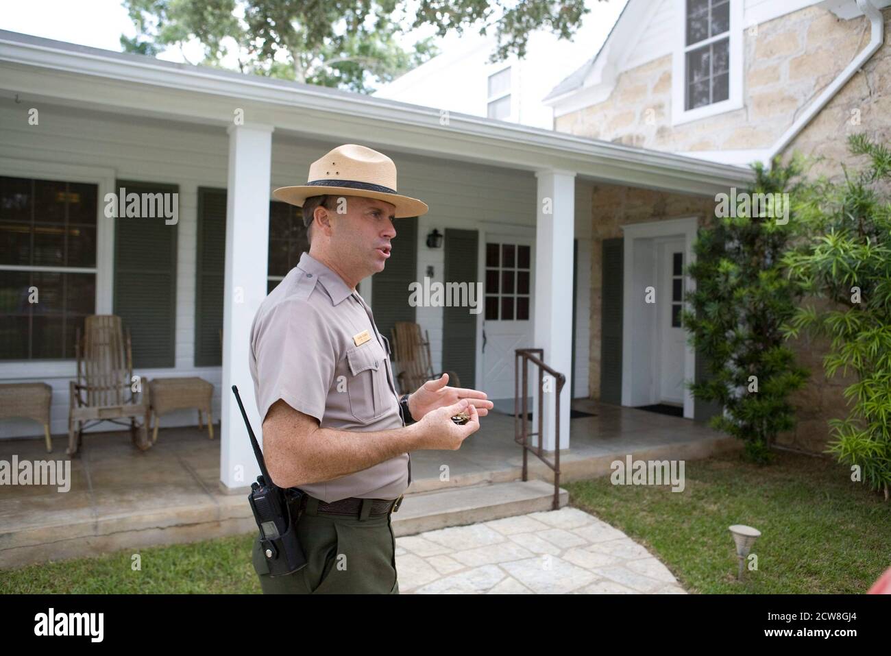 Stonewall, TX 28 agosto 2008: Il ranger interpretativo Patrick Pelarski parla con i turisti al di fuori dell'ex Texas White House di Lyndon Johnson. Cento anni dopo la nascita di Johnson, il ranch di famiglia sulle rive del fiume Pedernales è stato aperto per escursioni a piedi. ©Bob Daemmrich Foto Stock