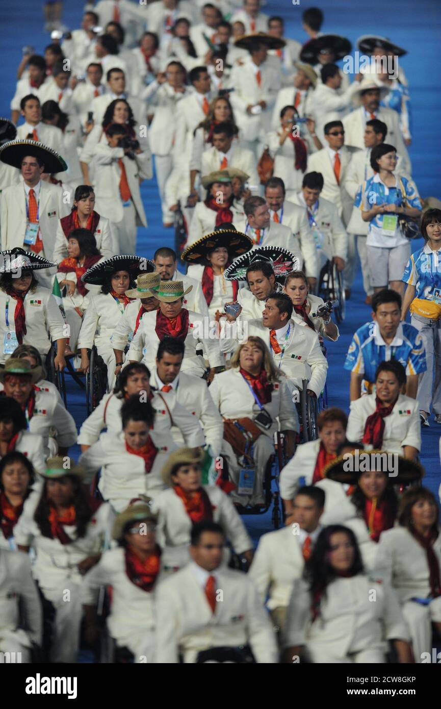 Pechino, Cina 6 settembre 2008: Atleti e funzionari del Messico alle cerimonie di apertura della Paralimpiadi di Pechino allo Stadio Nazionale Cinese, conosciuto come il Nido degli Uccelli. ©Bob Daemmrich Foto Stock