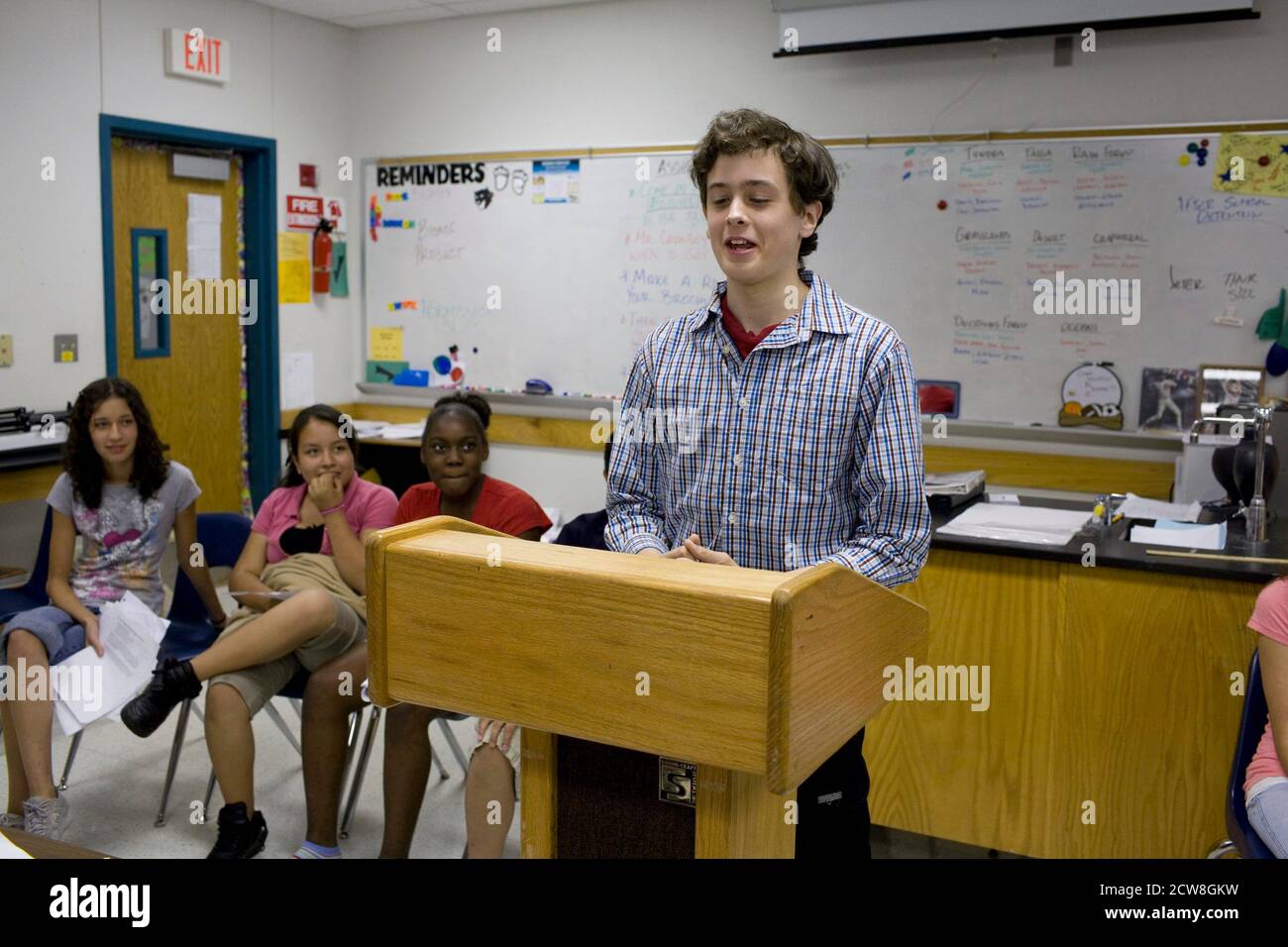 Pflugerville, Texas: 30 maggio 2008: Studi sociali di sesta classe gli studenti hanno un dibattito su 'se i driver ubriachi dovrebbero essere messi a morte se uccidono qualcuno...' alla Park Crest Middle School, un grande campus suburbano vicino Austin con 1,000 studenti. ©Bob Daemmrich Foto Stock
