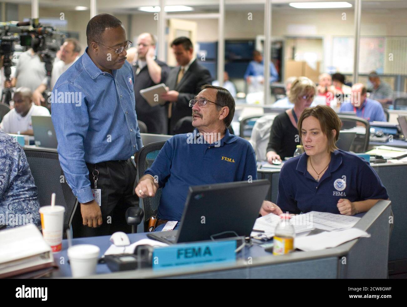 Austin, Texas, 30 agosto 2008: I funzionari del Centro operativo di emergenza sotterraneo a tre piani (EOC) del Texas, tra cui Kevin Lemon (l) e altri dipendenti FEMA, ascoltano mentre i funzionari del Texas spiegano i preparativi per la marcia dell'uragano Gustav nel Golfo del Messico. ©Bob Daemmrich Foto Stock