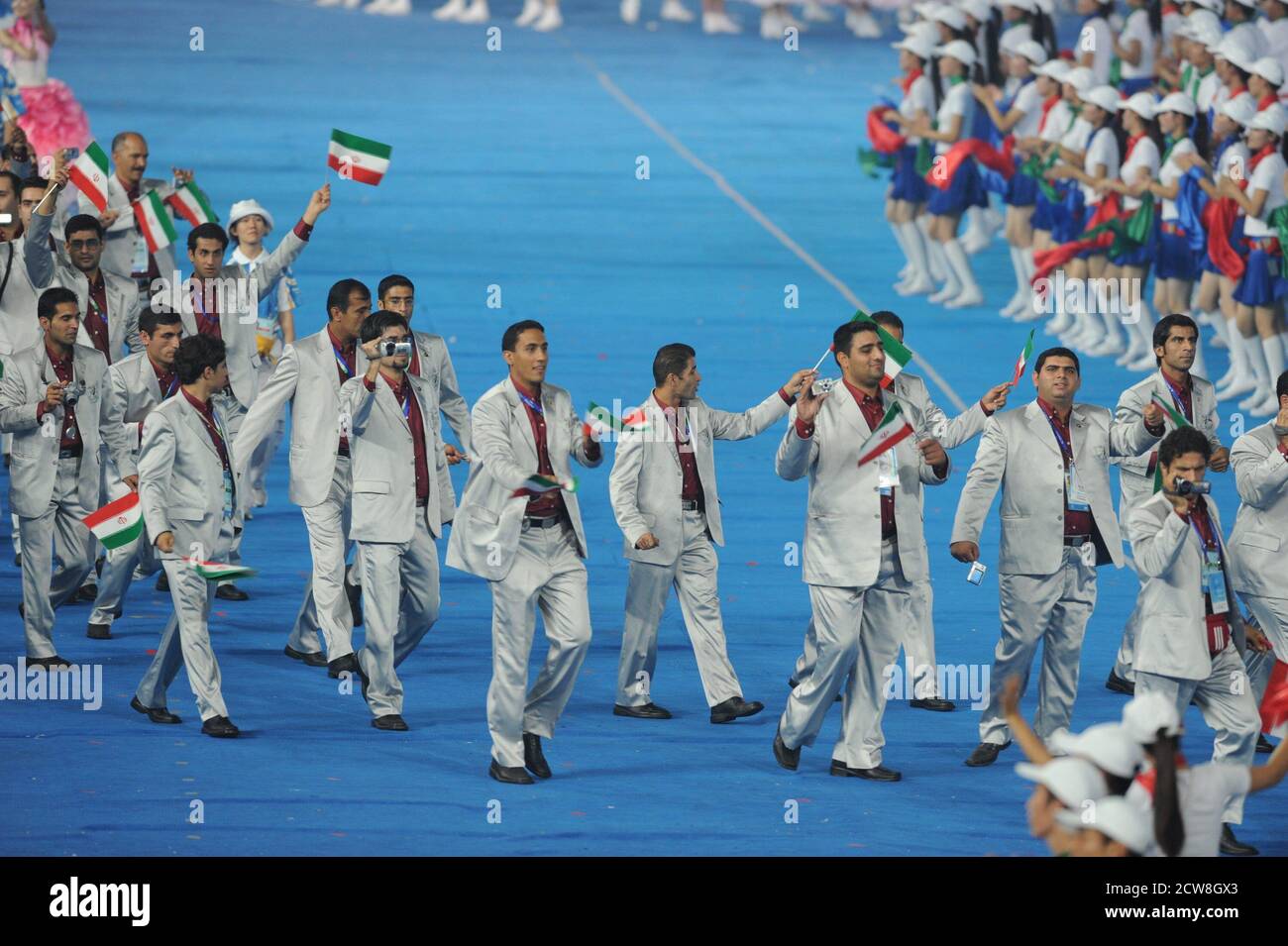 Pechino, Cina 6 settembre 2008: Atleti e funzionari iraniani hanno ondulato la loro bandiera nazionale alle cerimonie di apertura delle Paralimpiadi di Pechino allo Stadio Nazionale Cinese, conosciuto come il Nido degli Uccelli. ©Bob Daemmrich Foto Stock