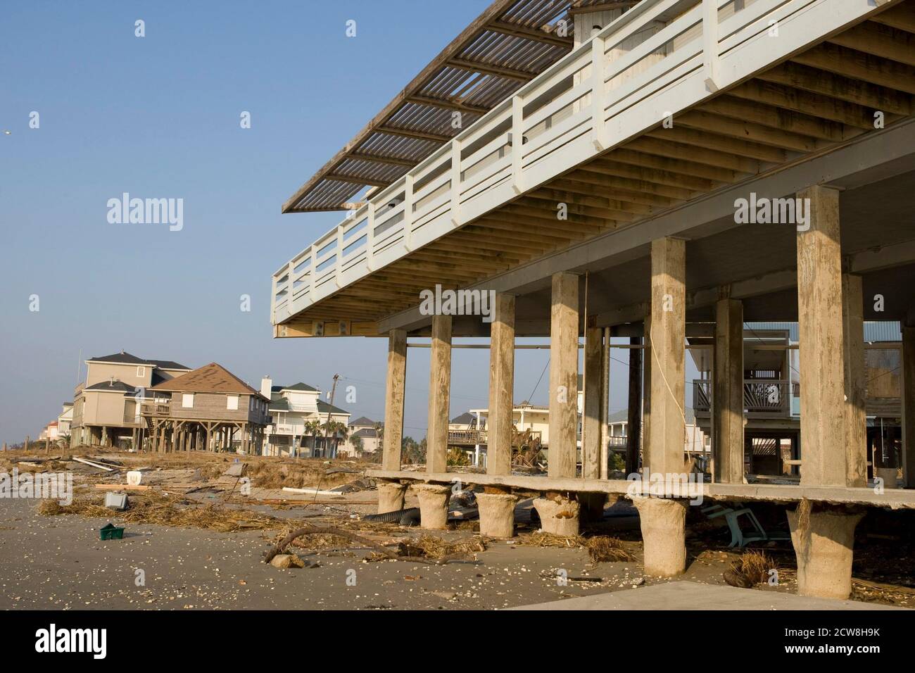 Galveston, Texas 25 settembre 2008: Le case danneggiate dall'uragano Ike siedono in riparazione sulla costa del Golfo. ©Bob Daemmrich Foto Stock