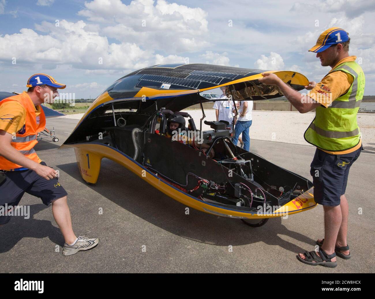 Cresson, TX 10 luglio 2008: I membri del team tedesco FH Bochum University sollevano il cofano per effettuare regolazioni durante i giri di qualificazione per il North American Solar Car Challenge. Le squadre universitarie provenienti da tutti gli Stati Uniti, Canada e Germania gareggeranno nella gara che inizia vicino Dallas e termina a Calgary, Alberta Canada a fine luglio. ©Bob Daemmrich Foto Stock