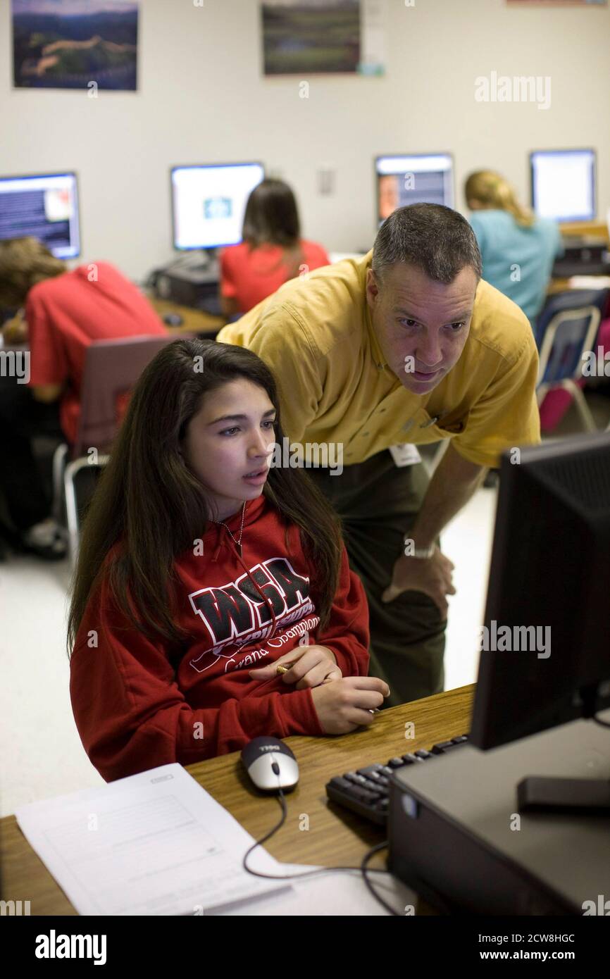 Pflugerville, Texas: 30 maggio 2008: Studenti di settima e di otto anni che svolgono ricerche di fine anno nel laboratorio informatico con monitor a schermo piatto presso la Park Crest Middle School, un grande campus suburbano vicino ad Austin con 1,000 studenti. ©Bob Daemmrich Foto Stock