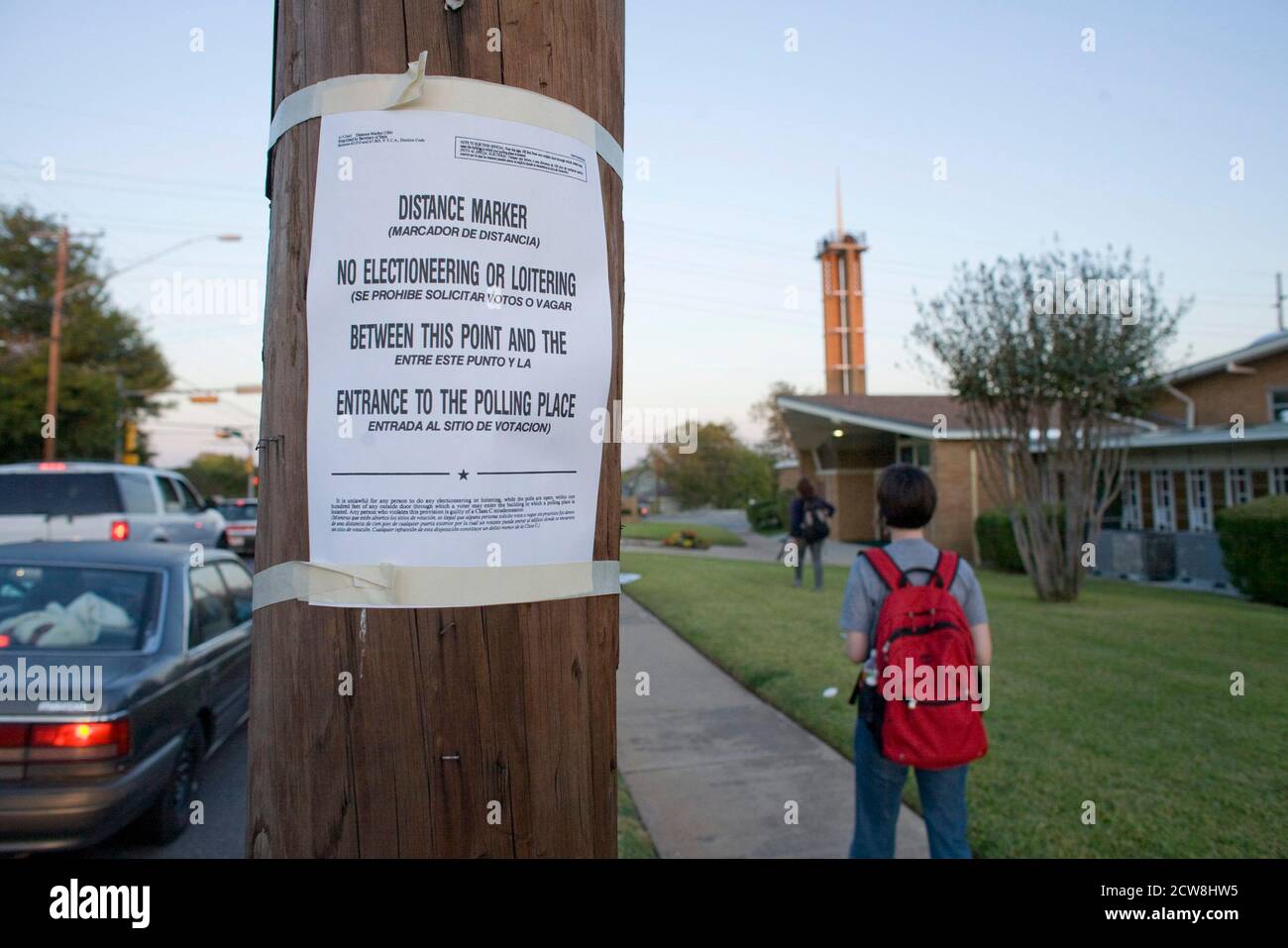 Austin, Texas 4 novembre 2008: Giorno delle elezioni sul lato prevalentemente afroamericano-orientale del centro di Austin che mostra un indicatore di distanza sul posto di luce fuori da un posto di polling. ©Bob Daemmrich Foto Stock