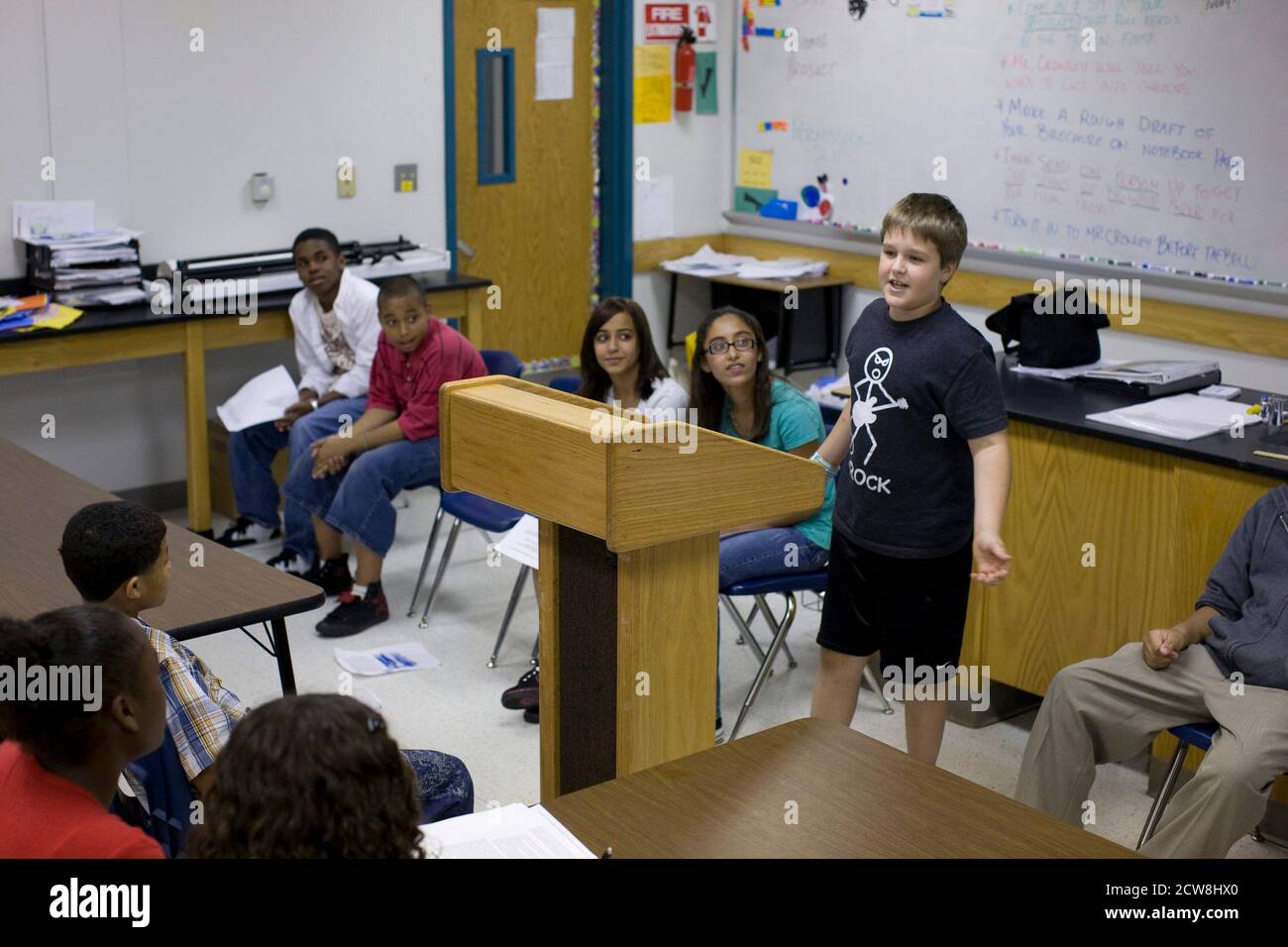 Pflugerville, Texas: 30 maggio 2008: Studi sociali di sesta classe gli studenti hanno un dibattito su 'se i driver ubriachi dovrebbero essere messi a morte se uccidono qualcuno...' alla Park Crest Middle School, un grande campus suburbano vicino Austin con 1,000 studenti. ©Bob Daemmrich Foto Stock