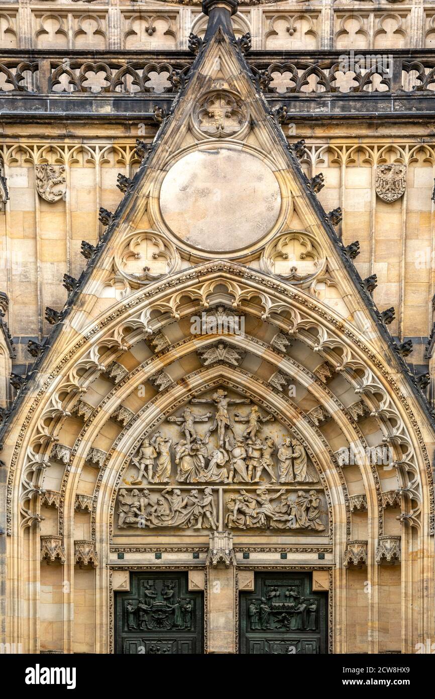 Dettaglio di ingresso della Santa Chiesa di San Vito, il Castello di Praga, il quartiere del Castello, Praga, Repubblica Ceca Foto Stock
