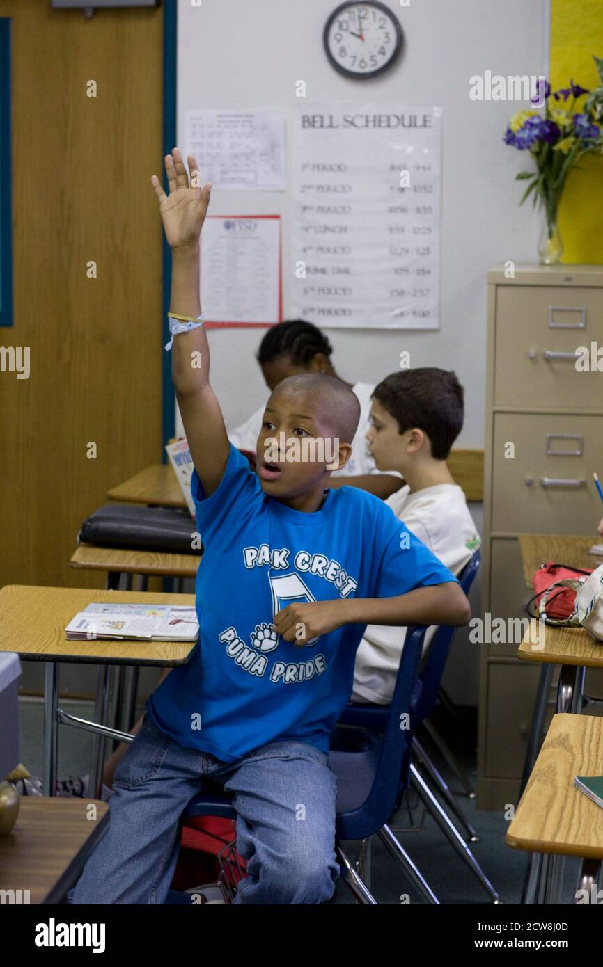 Pflugerville, Texas: Studente di sesta classe Black ha alzato la mano in classe inglese durante una discussione alla Park Crest Middle School, un grande campus suburbano vicino Austin con 1,000 studenti. 30 maggio 2008 ©Bob Daemmrich Foto Stock