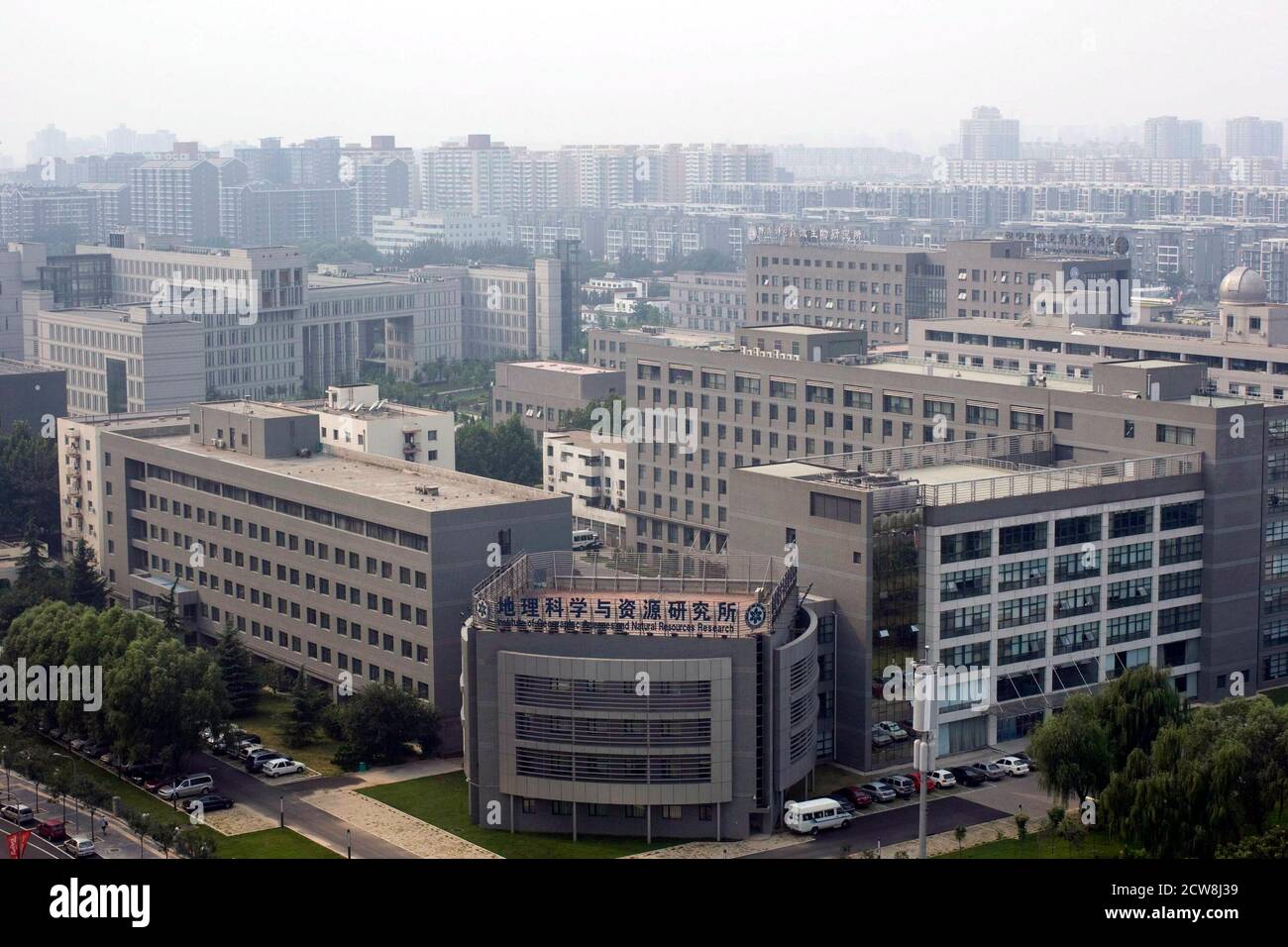 Pechino, Cina 4 settembre 2008: Vista degli edifici di appartamenti e degli uffici a ovest del Verde Olimpico a Pechino, Cina con scarsa qualità dell'aria. ©Bob Daemmrich Foto Stock