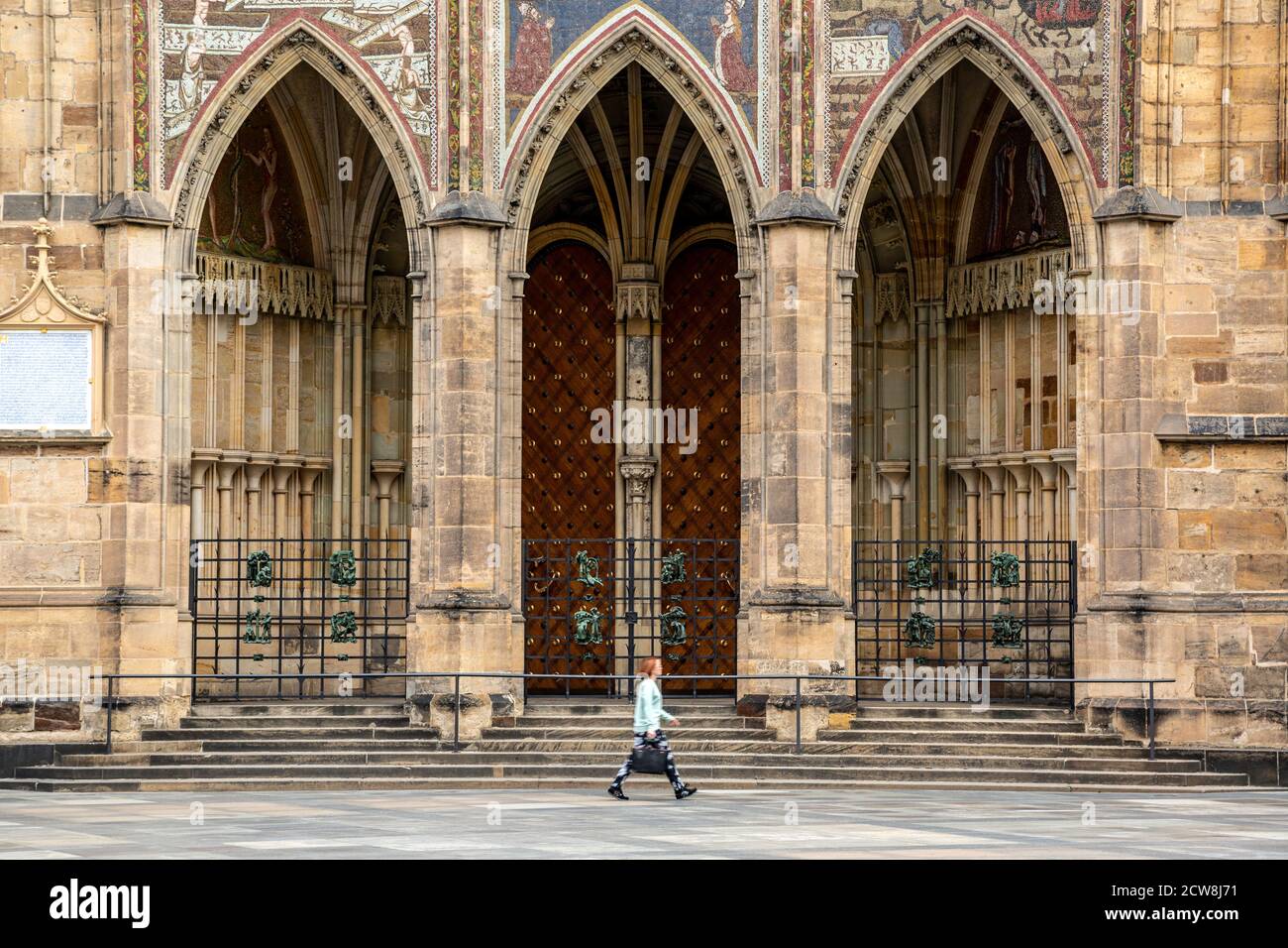 Donna che cammina per archi, Chiesa di San Vito, Castello di Praga, quartiere del Castello, Praga, Repubblica Ceca Foto Stock