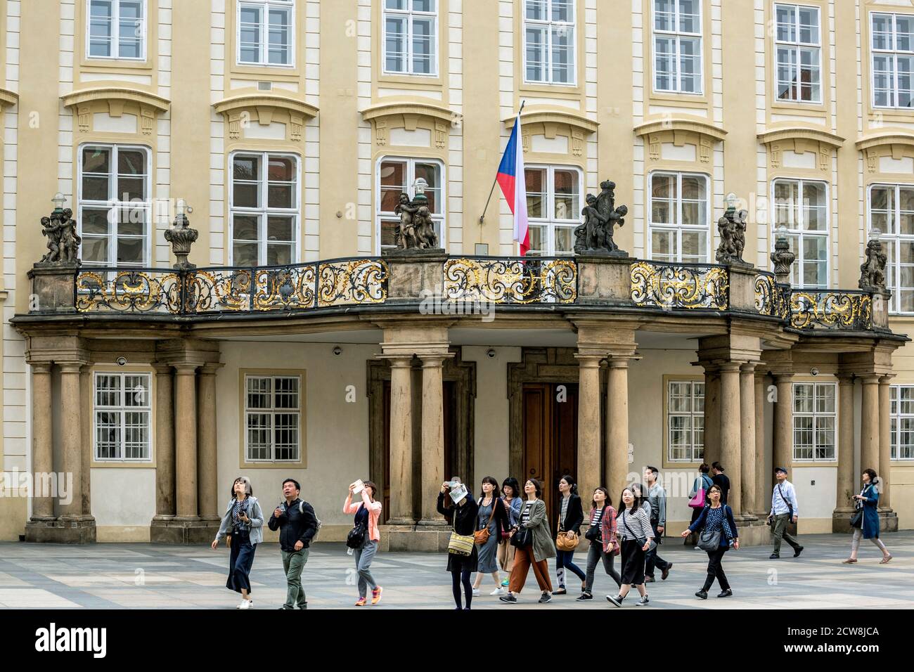 Turisti di fronte all'ingresso, il Palazzo reale Vecchio, il Castello di Praga, il quartiere del Castello, Praga, Repubblica Ceca Foto Stock