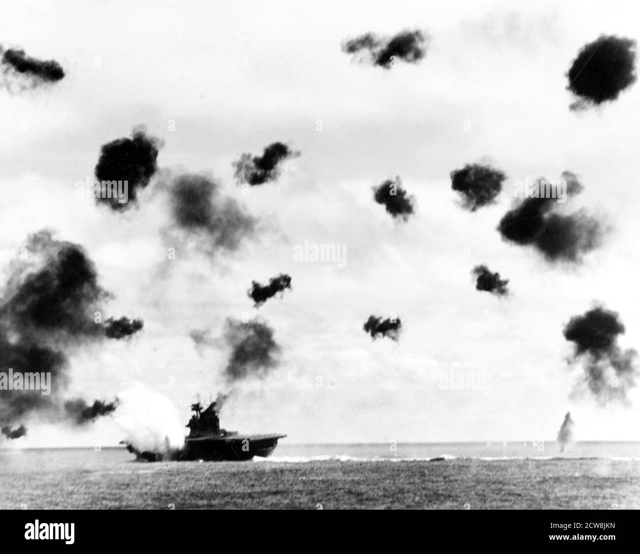 Battle of Midway, giugno 1942. La USS Yorktown (CV-5) è colpita sul lato del porto, a metà nave, da un siluro aereo giapponese di tipo 91 durante l'attacco di metà pomeriggio da aerei della portaerei Hiryu, 4 giugno 1942. Fotografato dalla USS Pensacola (CA-24). Foto Stock