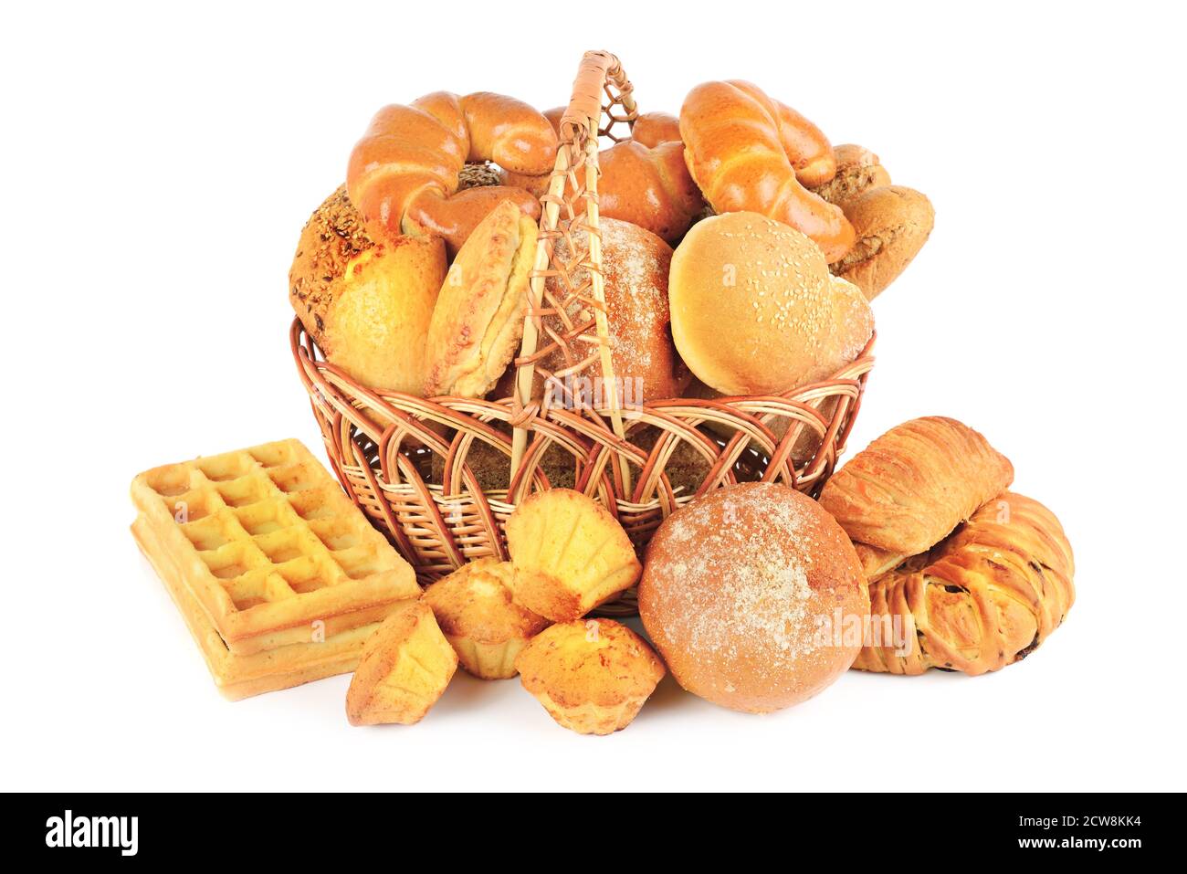 Dolci, pane e prodotti a base di farina in un cesto di vimini isolato su  sfondo bianco Foto stock - Alamy