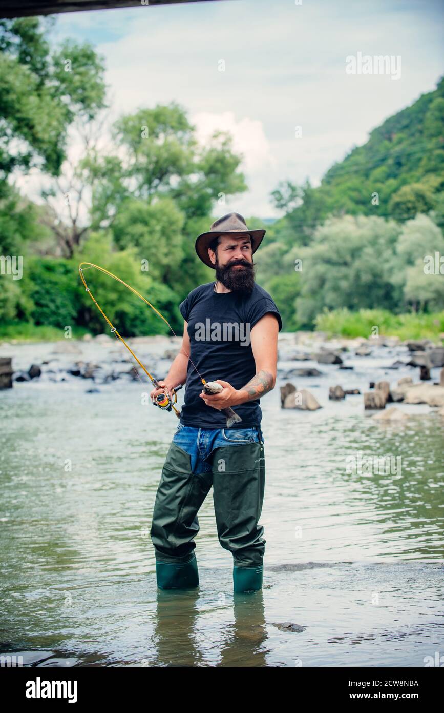 Il pescatore dell'uomo tiene un pesce. Gente allegra e felice. Pesca nel  fiume. Pescatore che cattura il pesce. Uomo bearded che cattura il pesce.  Fisherman mostra pesca Foto stock - Alamy