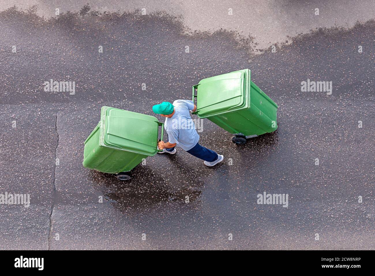 uomo spazzatura al lavoro contenitori di rifiuti in movimento, vista dall'alto Foto Stock