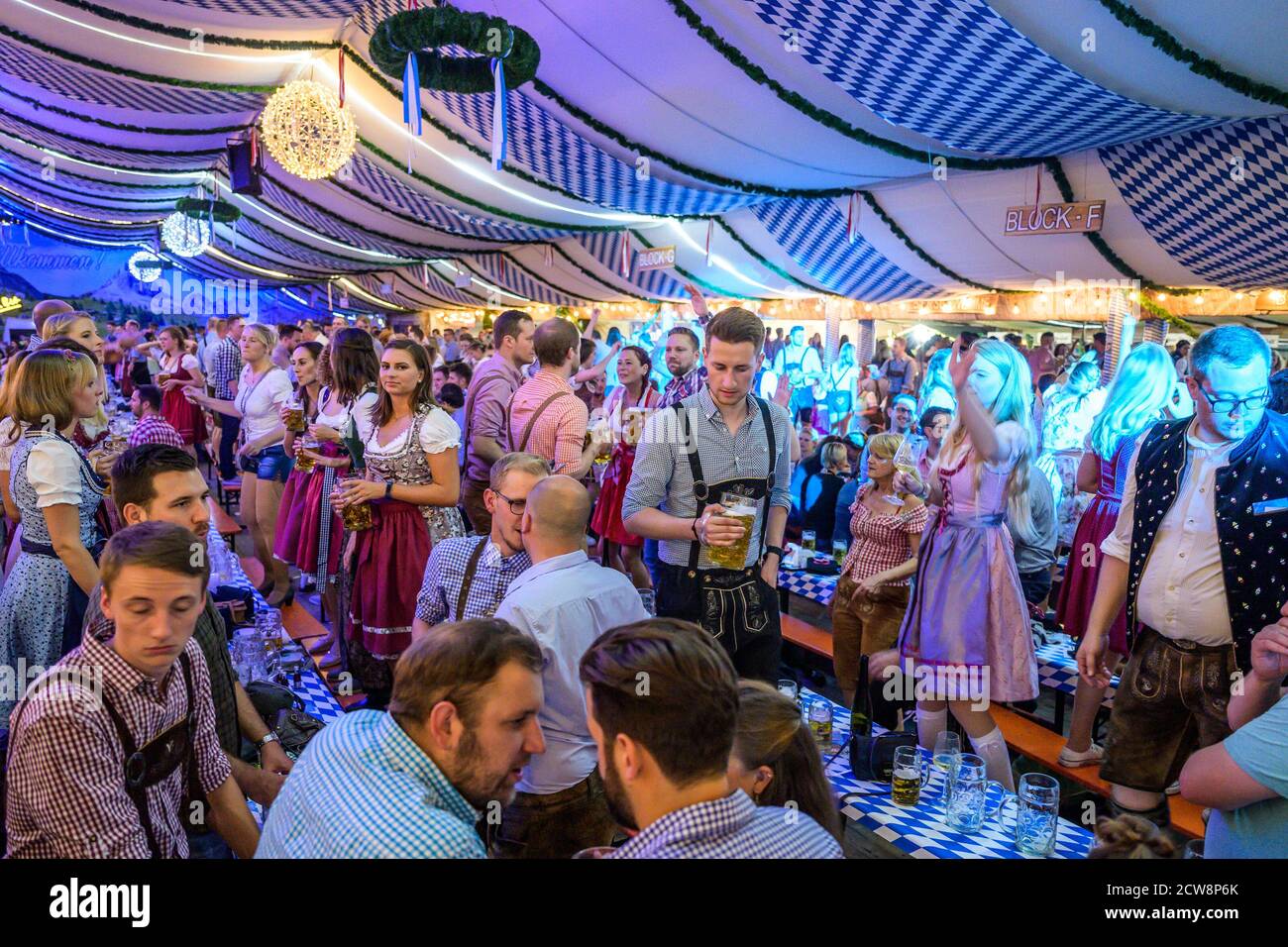 Coblenza Germania 27.09.2019 persone festa all'Oktoberfest in europa durante un concerto tipico scena tenda birra. Foto Stock