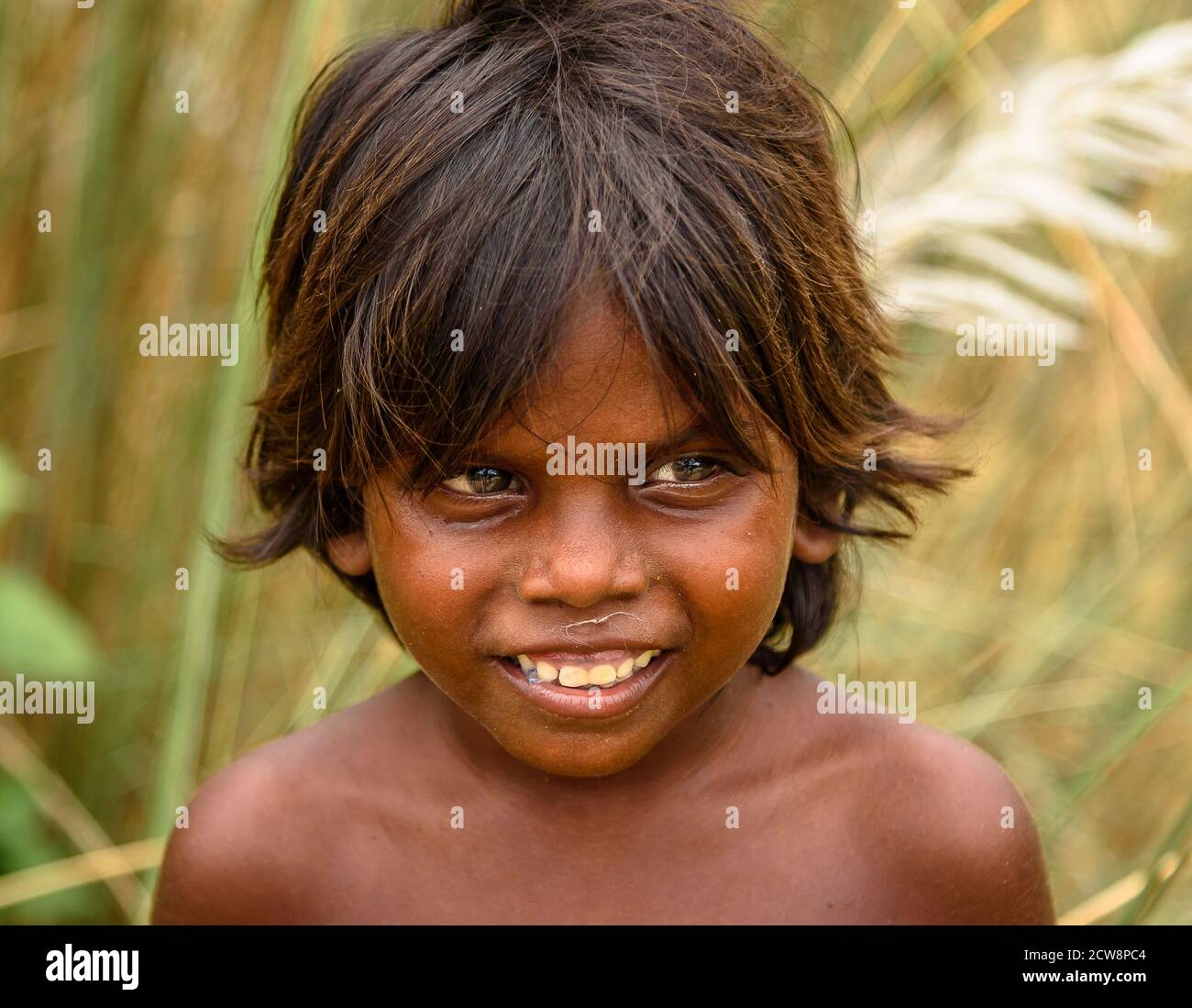 Durgapur/ India-24 settembre 2020. Ritratto di un ragazzo sorridente Innocent Unidentified. Viene utilizzata la messa a fuoco selettiva. Foto Stock