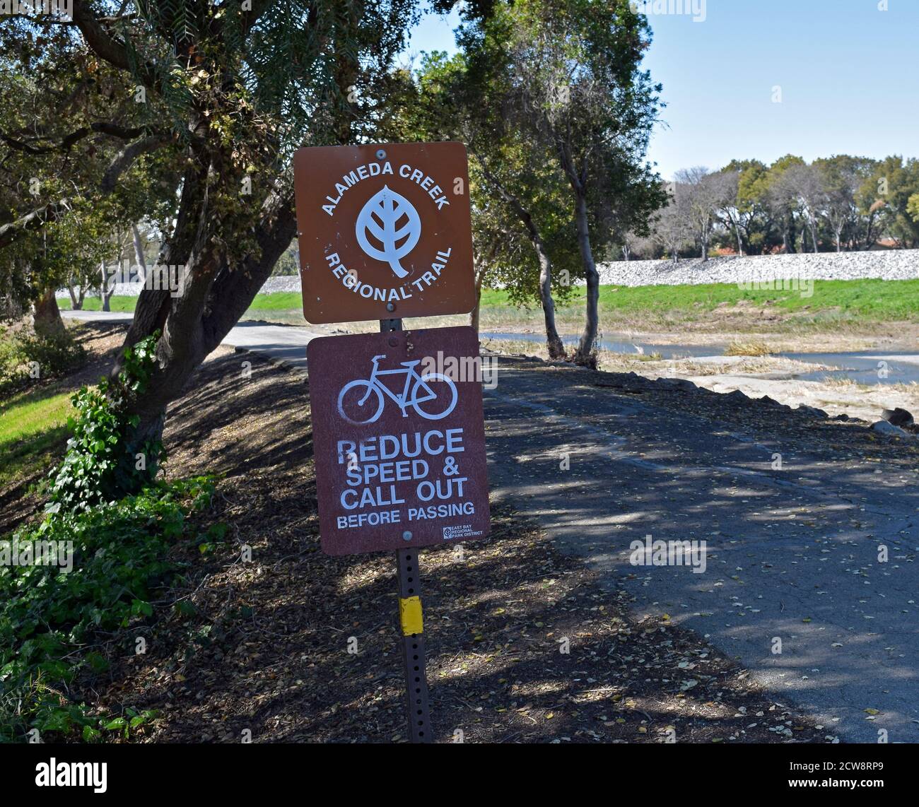 Alameda Creek Trail, le biciclette riducono la velocità di richiamo prima di passare, cartello, East Bay Regional Trail, California Foto Stock