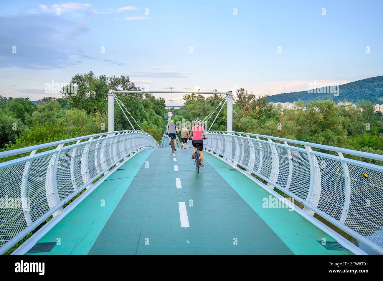 Ciclisti che cavalcano il ponte per biciclette (chiamato "Ponte della libertà") collegando due paesi Slovacchia e Austria (Bratislava, SLOVACCHIA) Foto Stock