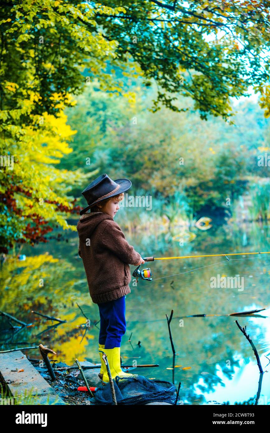 Bambino imparando a pescare, tenendo una verga su un lago. Capretto con canna  da pesca. Bambini americani Foto stock - Alamy