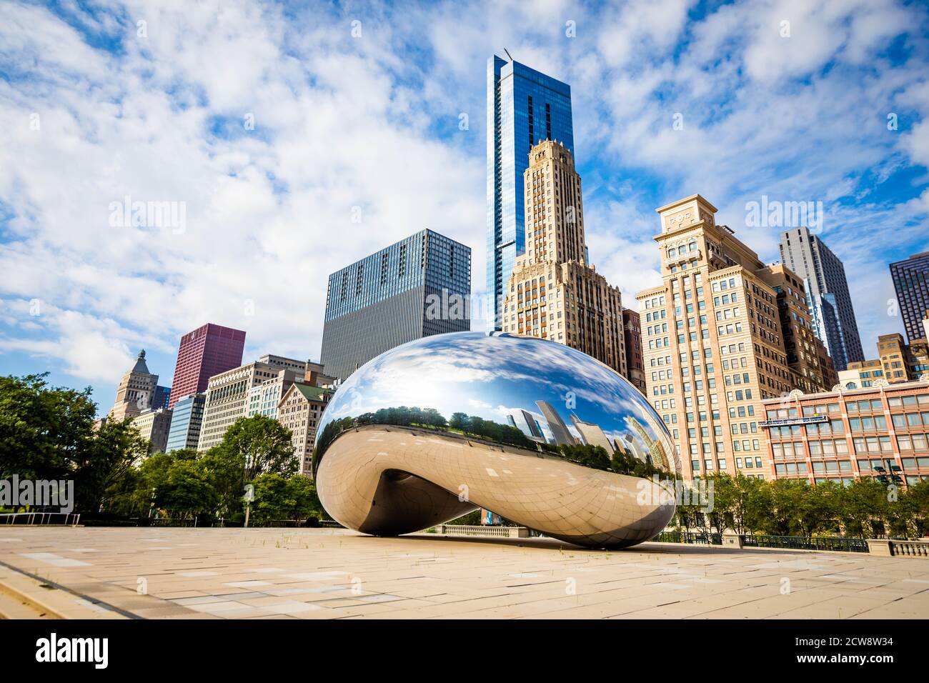 Famoso Cloud Gate Chicago Bean Landmark al giorno nessuno intorno in estate Foto Stock