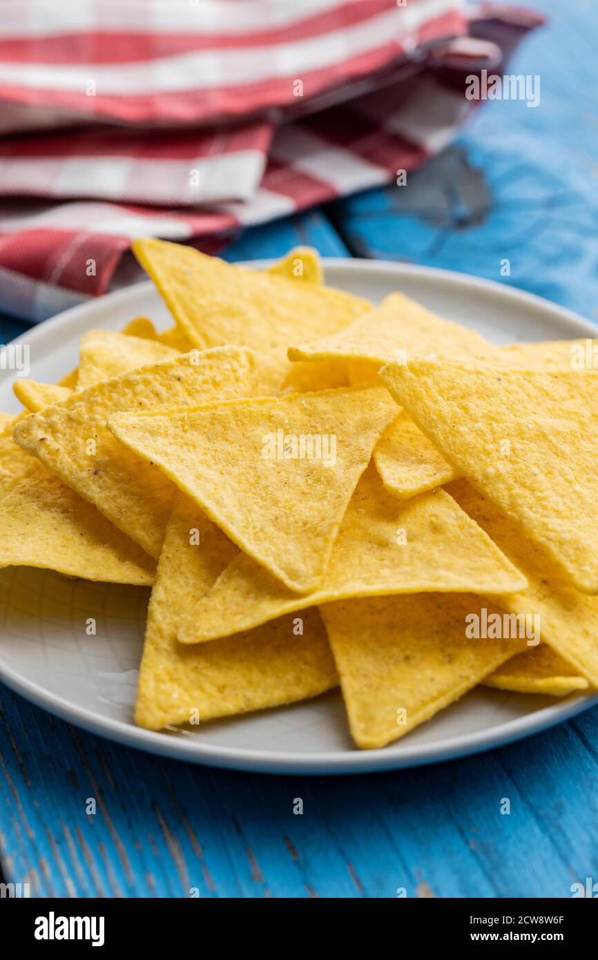 Tortilla salate su piatto su tavola blu. Foto Stock