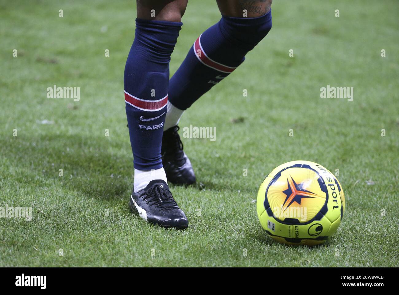 Neymar Jr di PSG indossa le sue nuove scarpe Puma durante Il campionato  francese Ligue 1 partita di calcio tra Stade de Reims e Paris Saint-Germain  su se Foto stock - Alamy