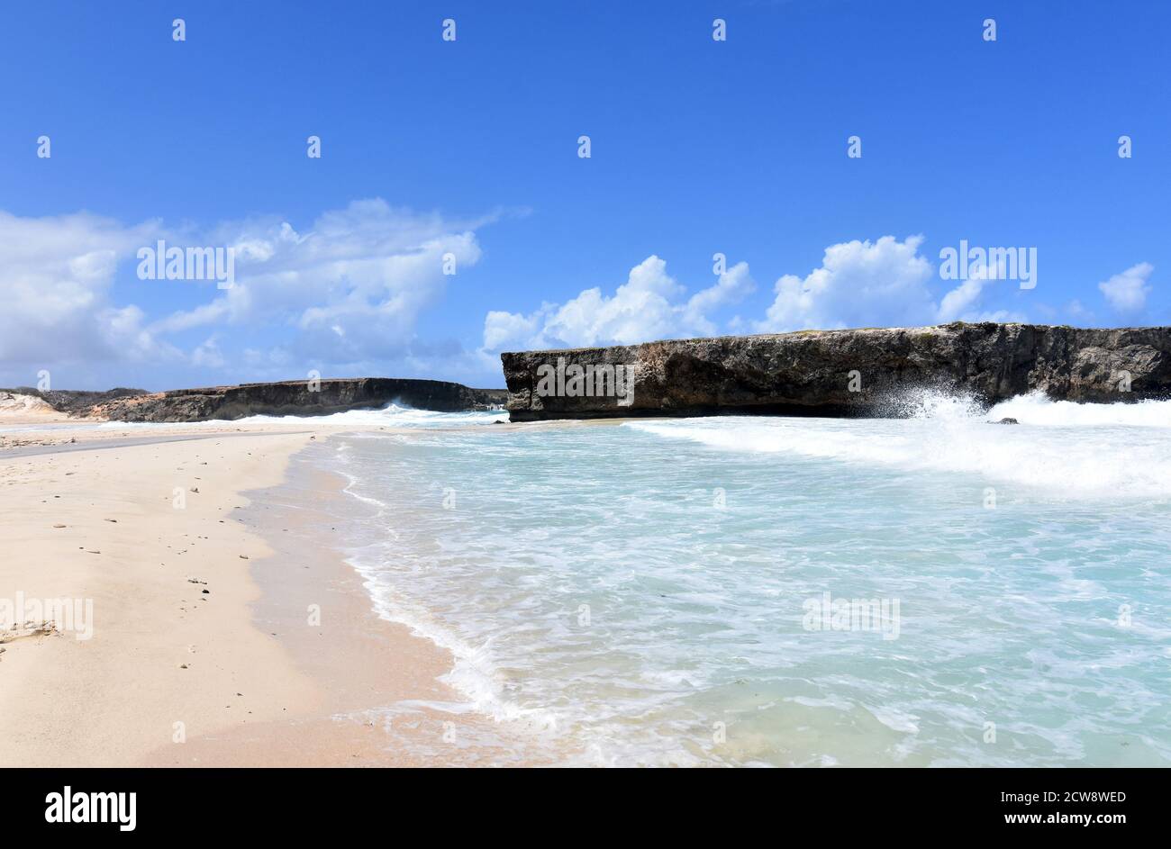 Spiaggia vuota sotto il cielo blu ad Aruba. Foto Stock