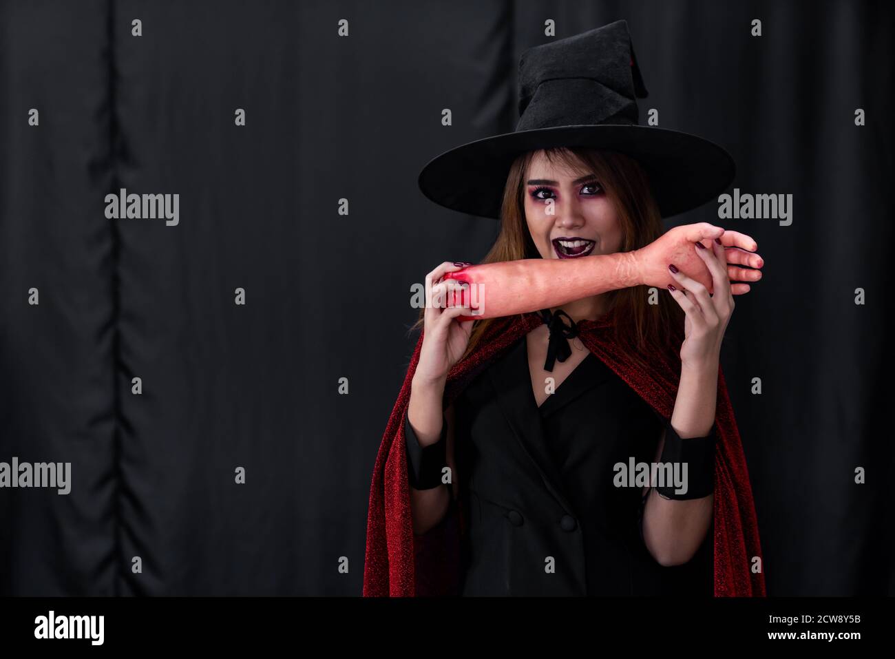 Ritratto di giovane donna adolescente asiatica indossare abiti Halloween costume per Halloween festa carnevale. Halloween festeggia e festeggia il c Foto Stock